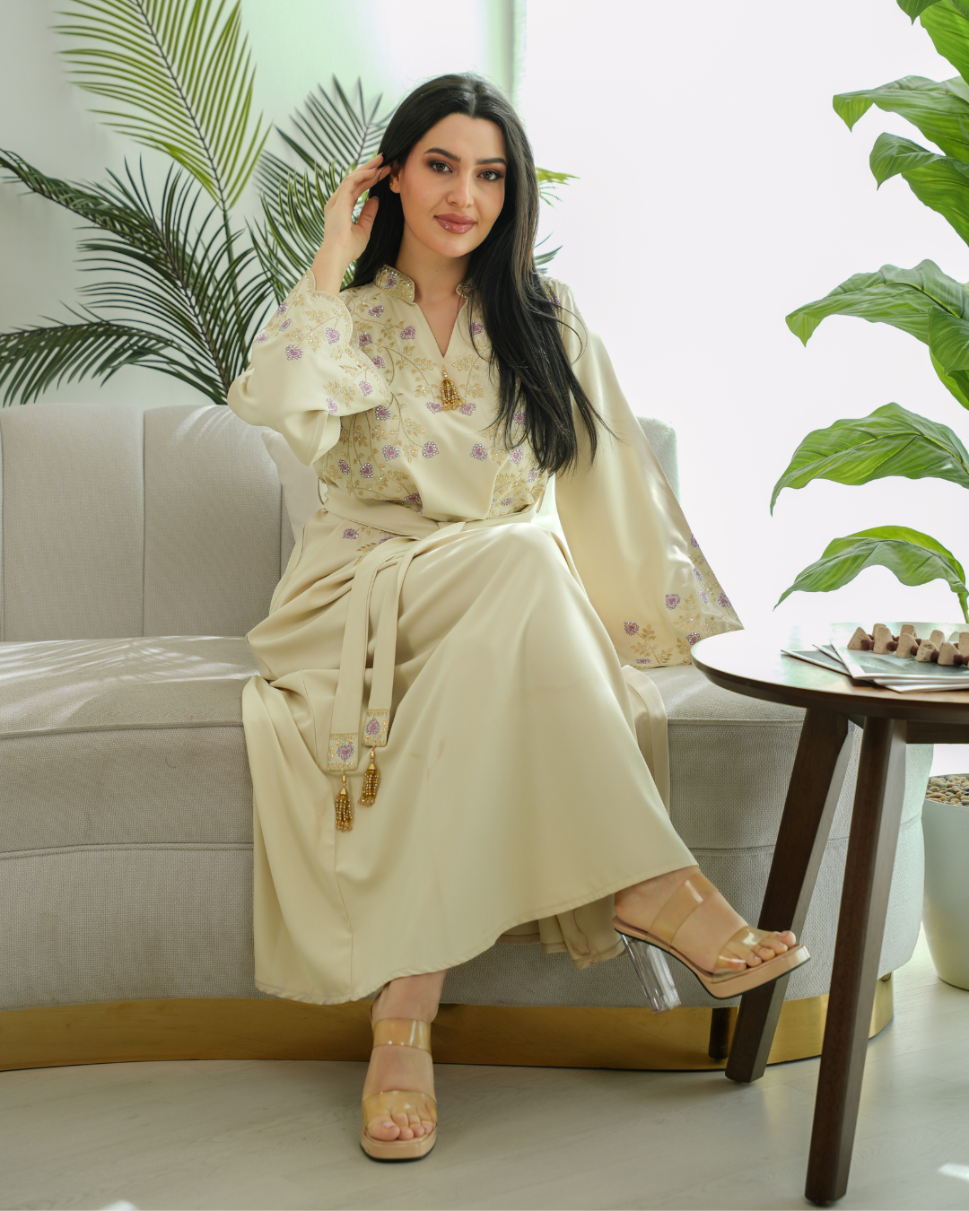 4512 - جلابية ذوق راقٍ بإطلالة محتشمة