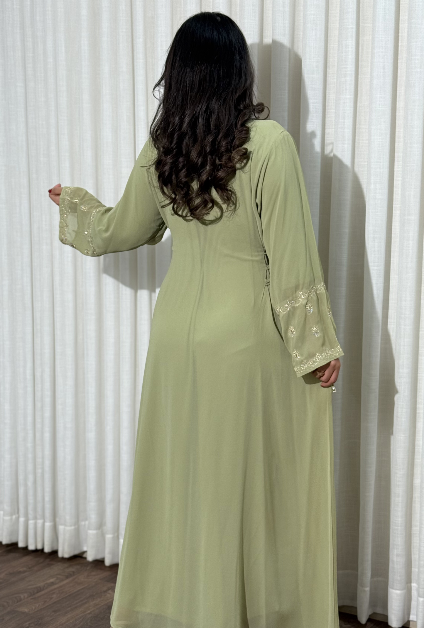 4566 - جلابية ذوق راقٍ بإطلالة محتشمة