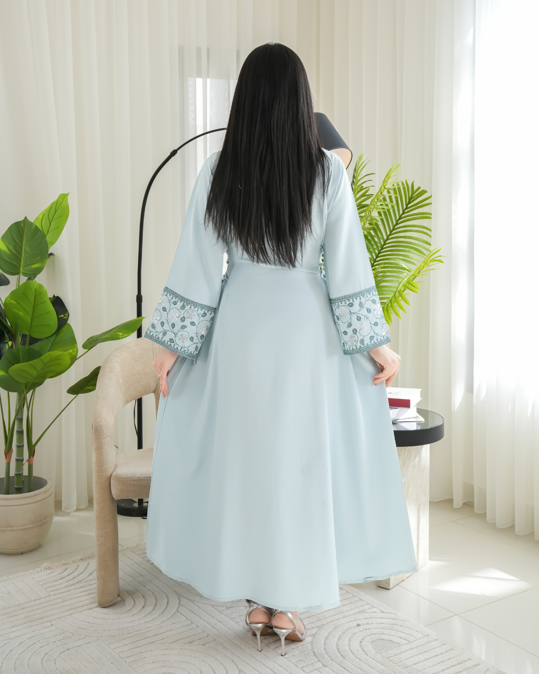 4656 - جلابية ذوق راقٍ بإطلالة محتشمة