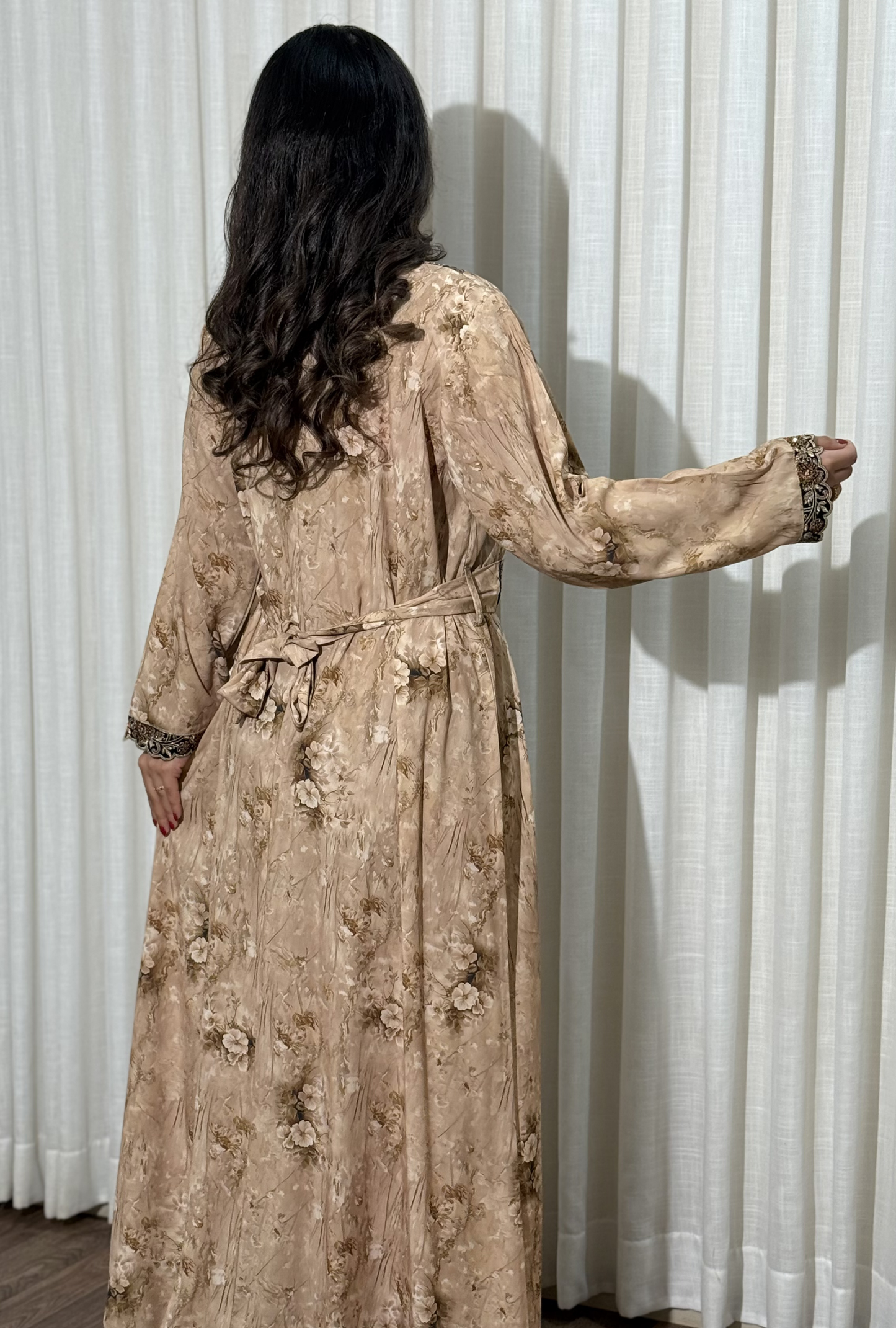 4563 - جلابية ذوق راقٍ بإطلالة محتشمة