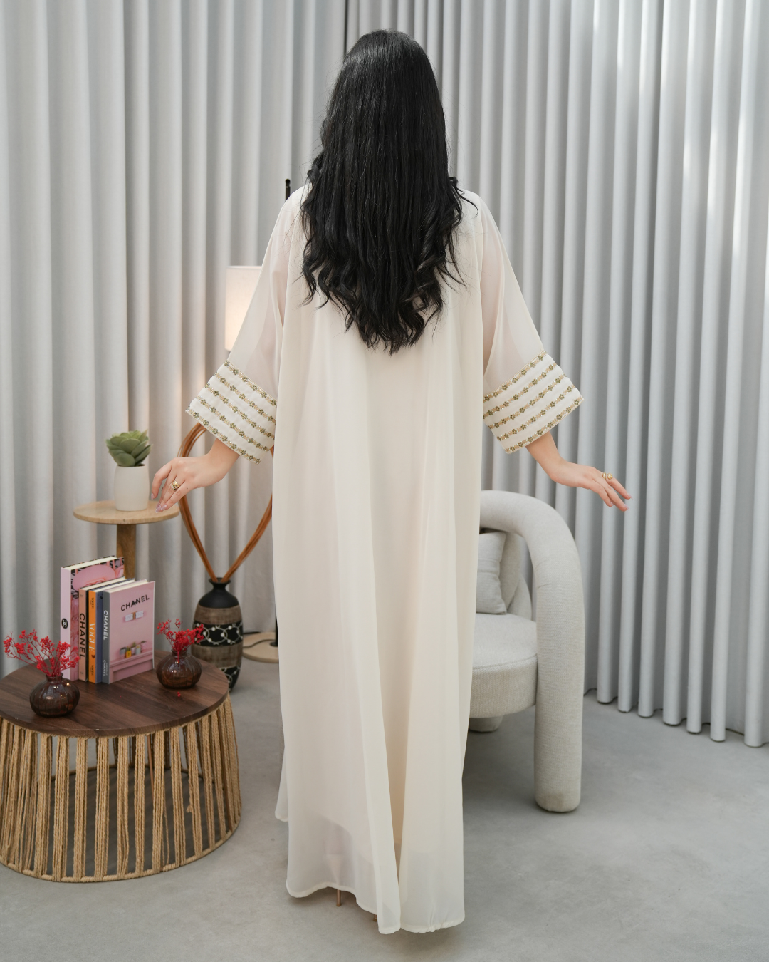 4623 - جلابية ذوق راقٍ بإطلالة محتشمة