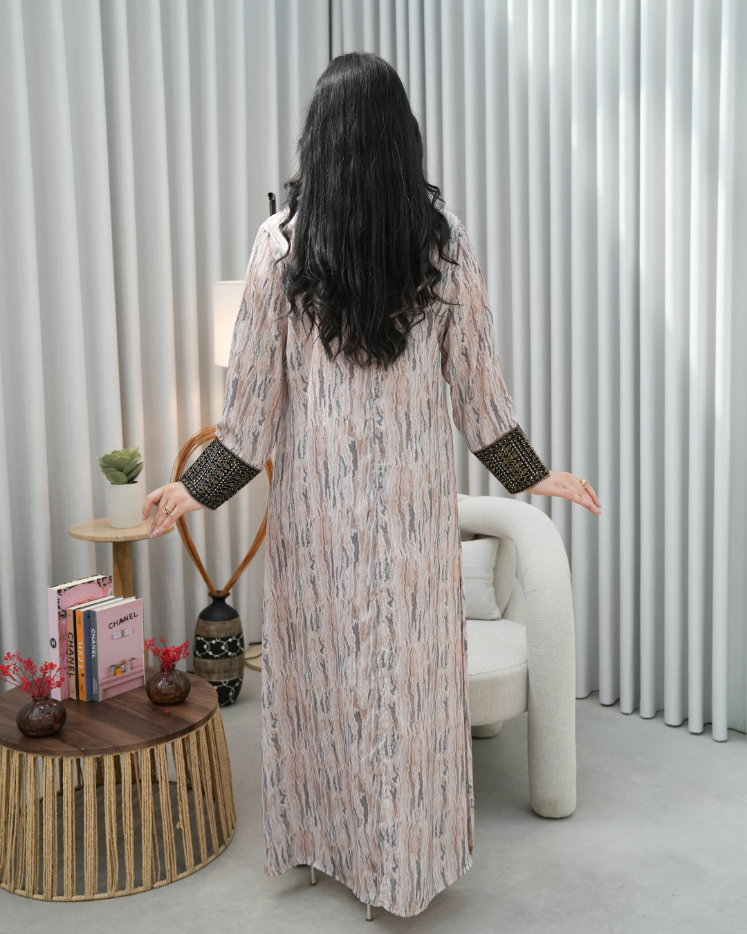 4425 - جلابية ذوق راقٍ بإطلالة محتشمة