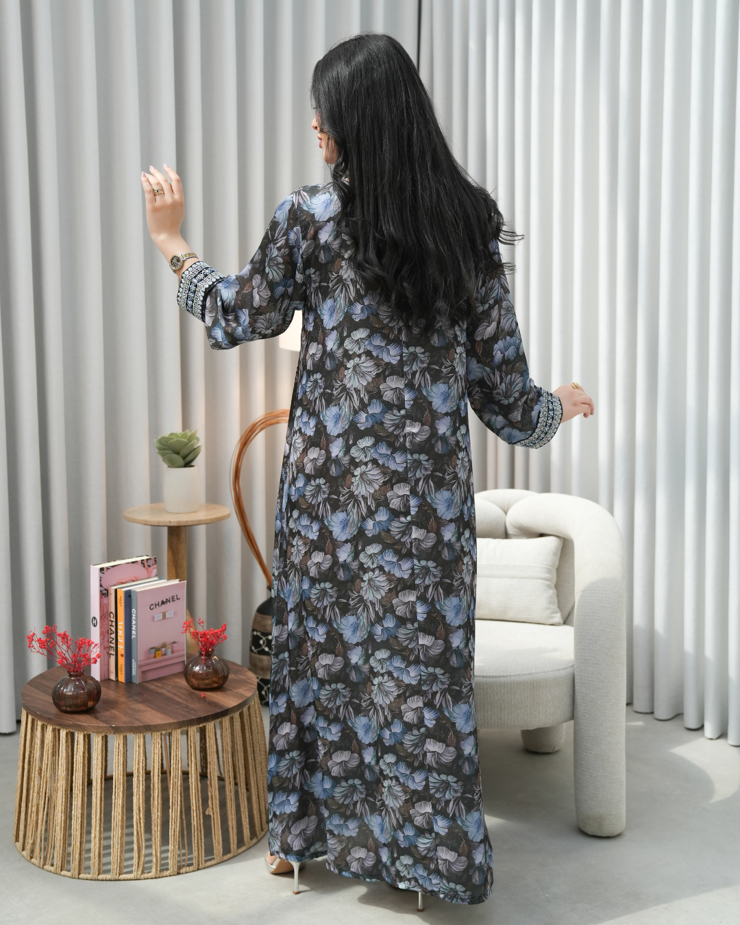 4406 - جلابية ذوق راقٍ بإطلالة محتشمة