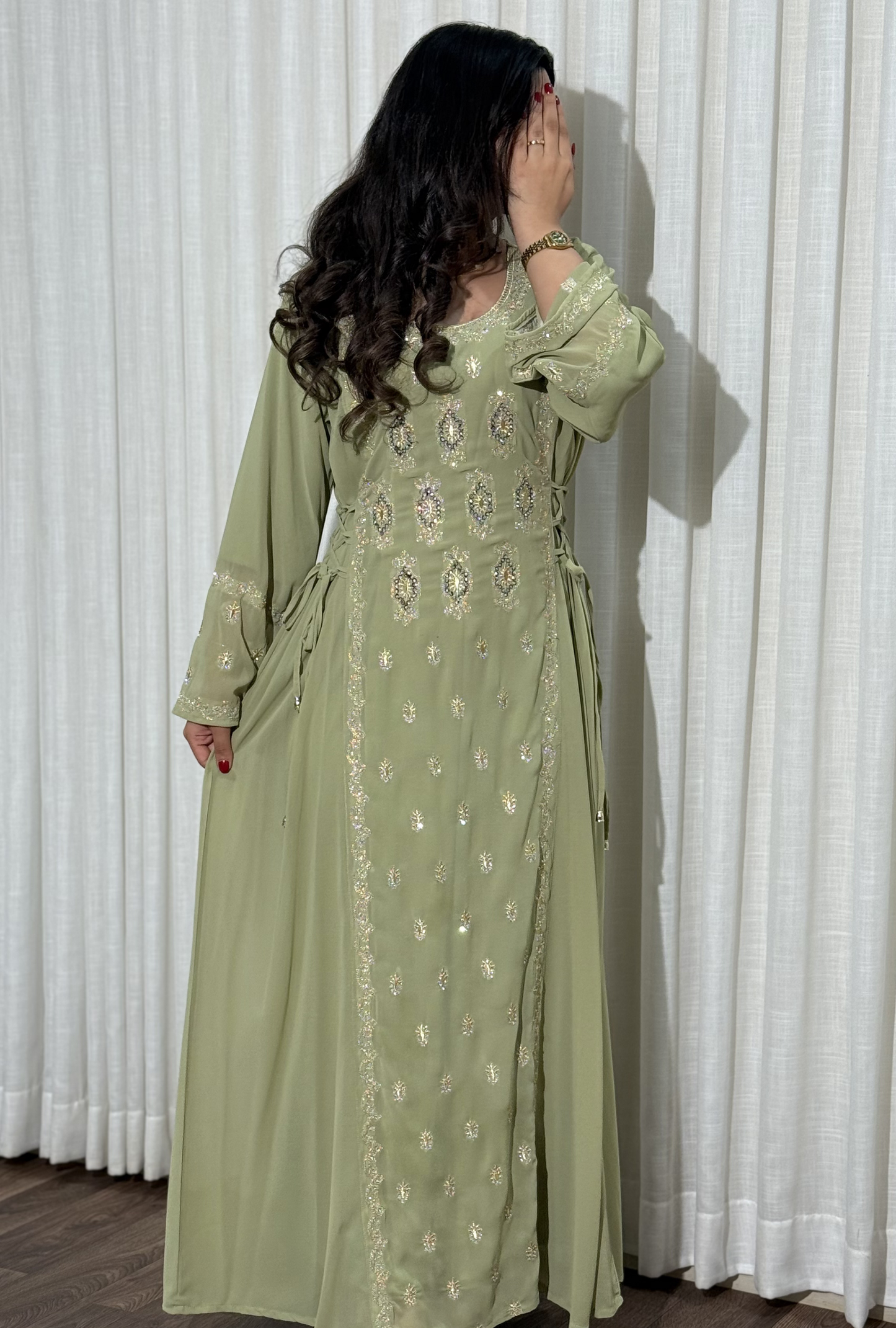 4566 - جلابية ذوق راقٍ بإطلالة محتشمة