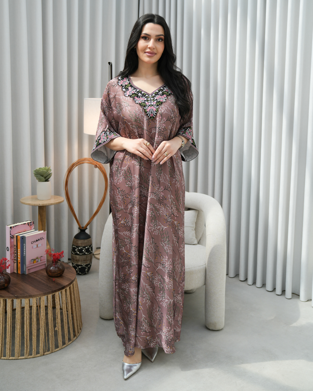 4384 - جلابية ذوق راقٍ بإطلالة محتشمة