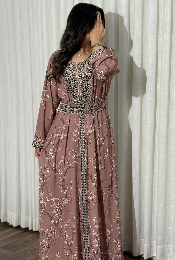 4667 - جلابية ذوق راقٍ بإطلالة محتشمة