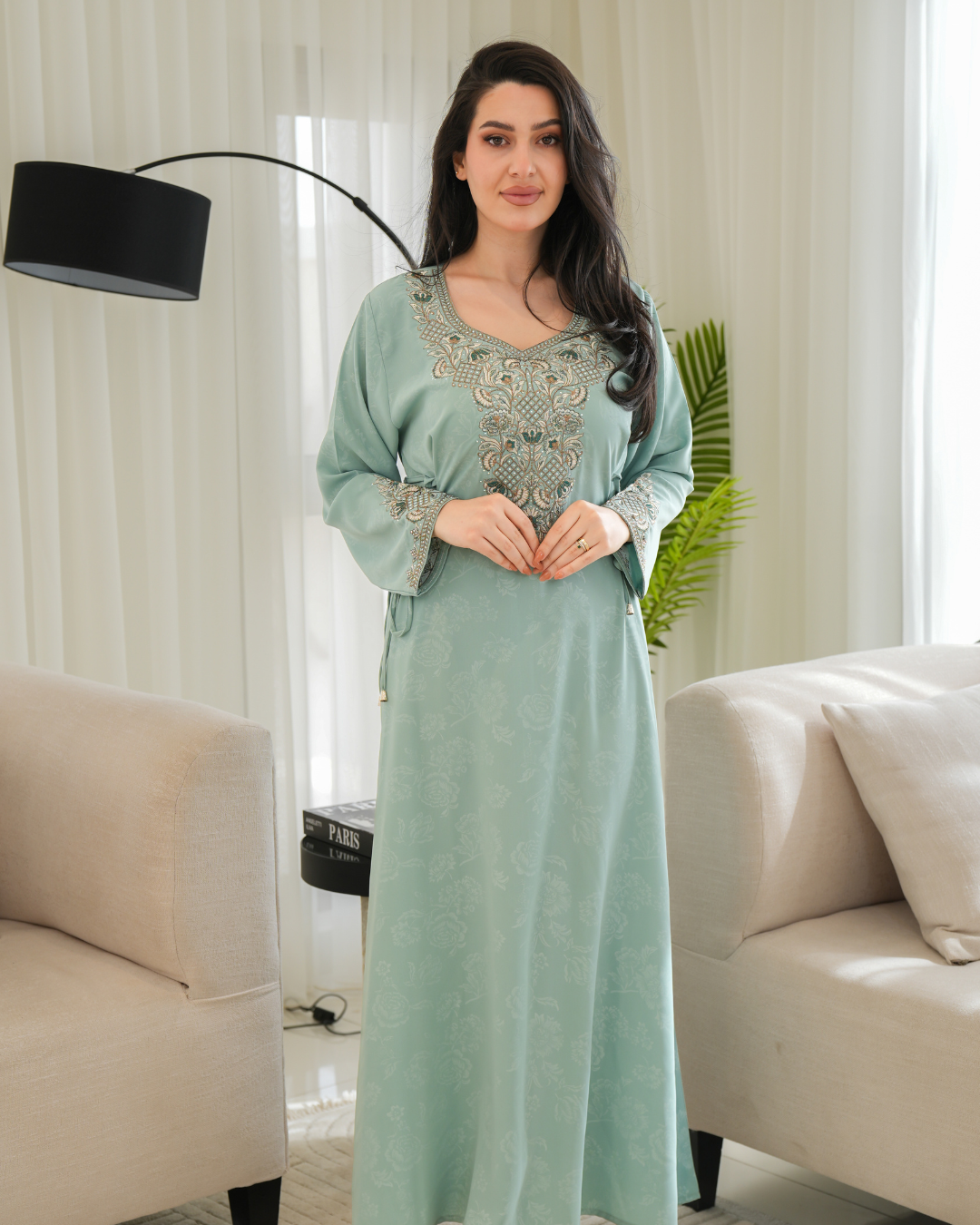 4654 - جلابية ذوق راقٍ بإطلالة محتشمة