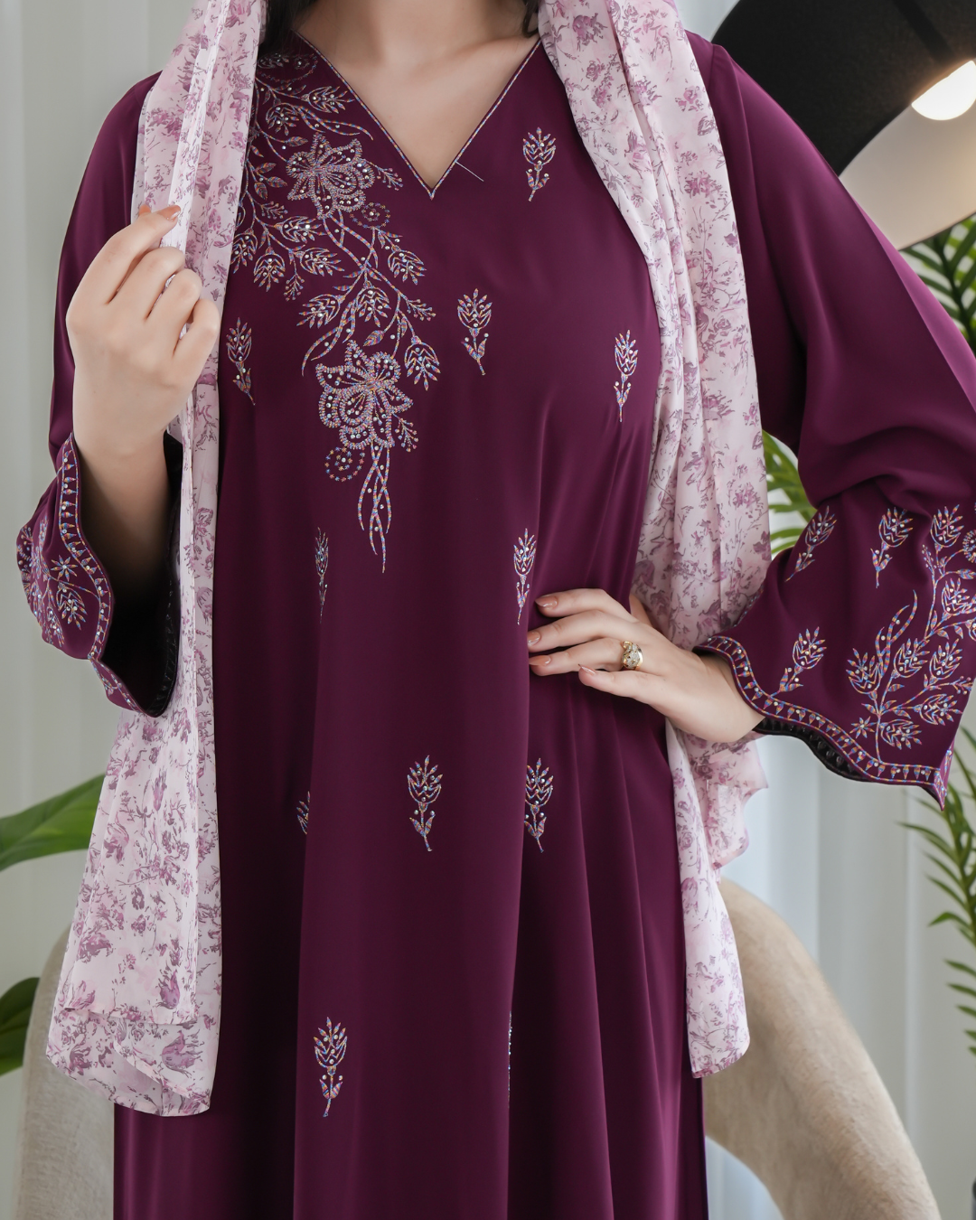 4666 - جلابية ذوق راقٍ بإطلالة محتشمة