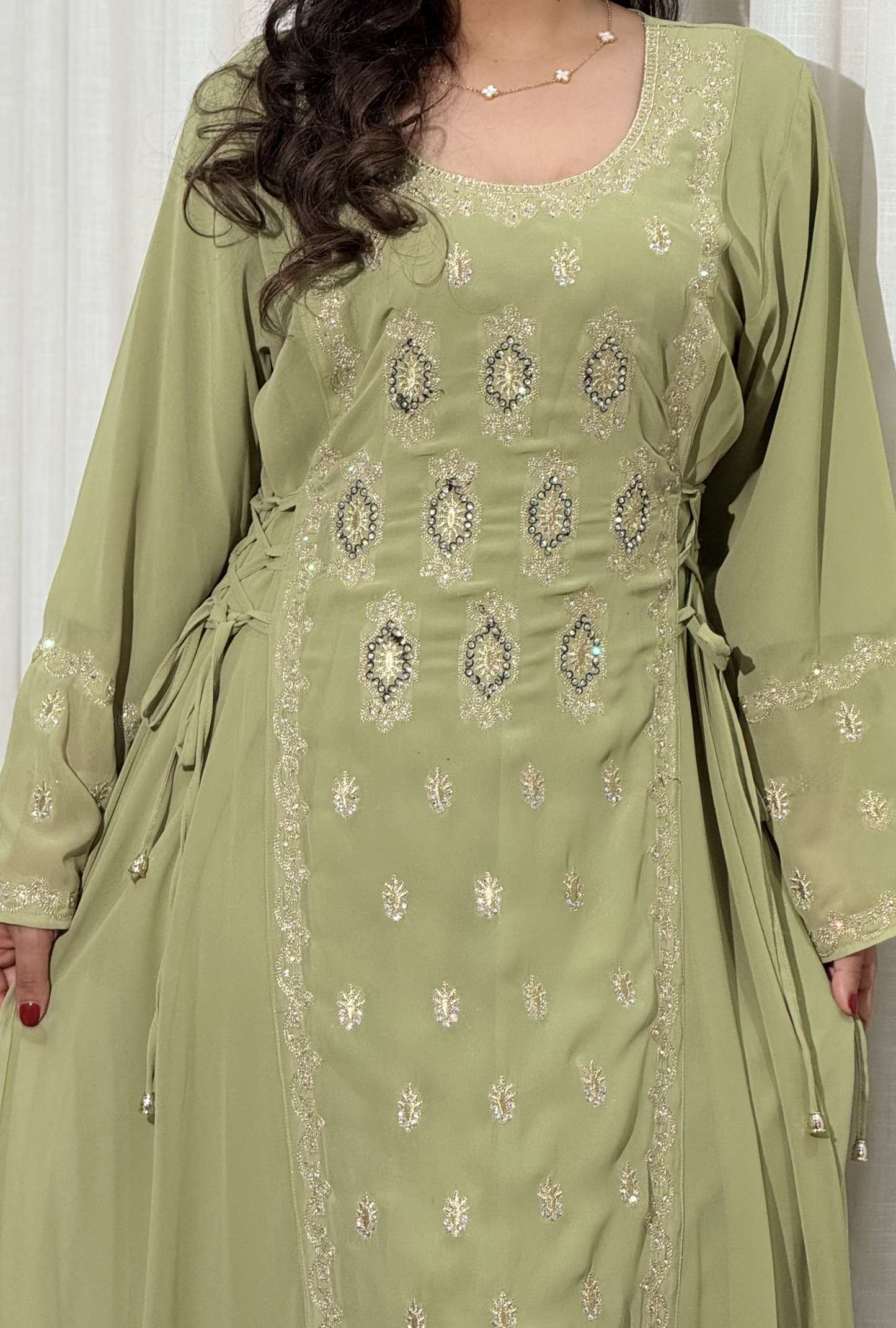 4566 - جلابية ذوق راقٍ بإطلالة محتشمة