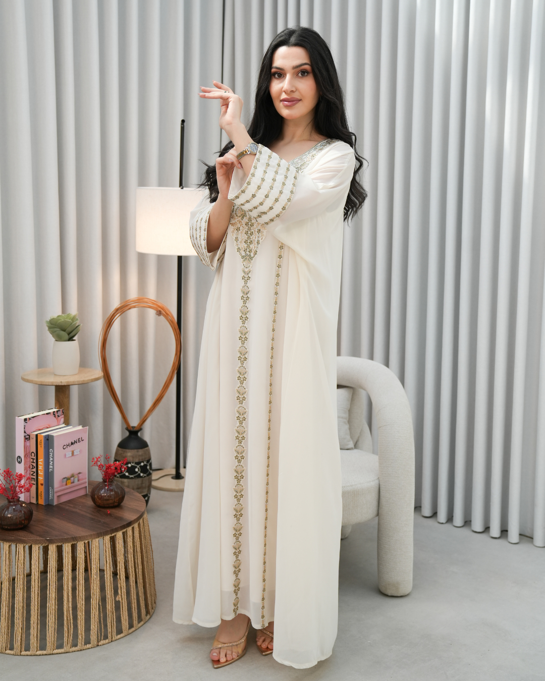 4623 - جلابية ذوق راقٍ بإطلالة محتشمة