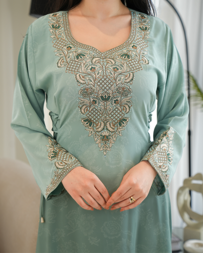 4654 - جلابية ذوق راقٍ بإطلالة محتشمة