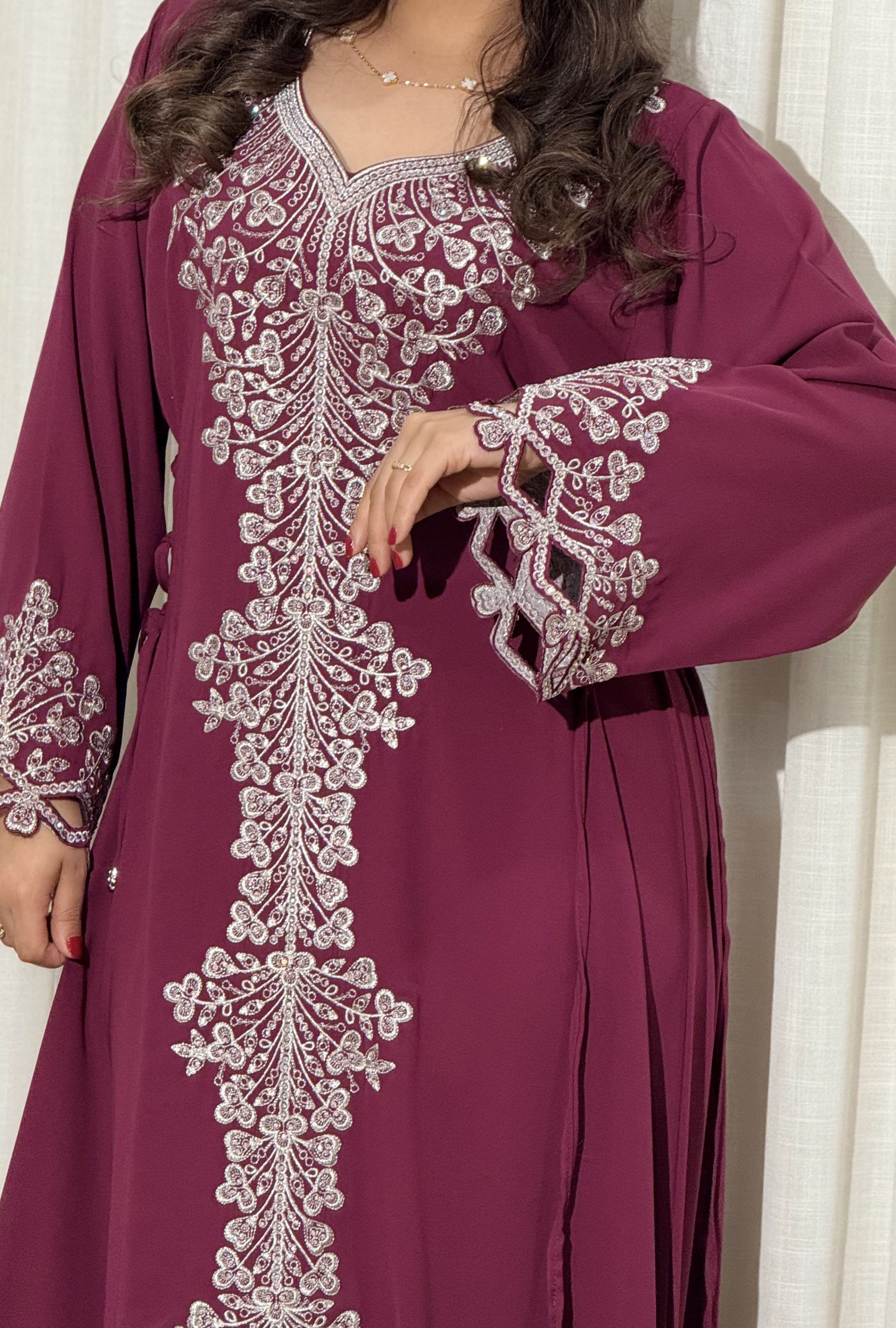 Zr746 - جلابية عنابي ووردي بتطريز طولي