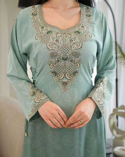 4654 - جلابية ذوق راقٍ بإطلالة محتشمة