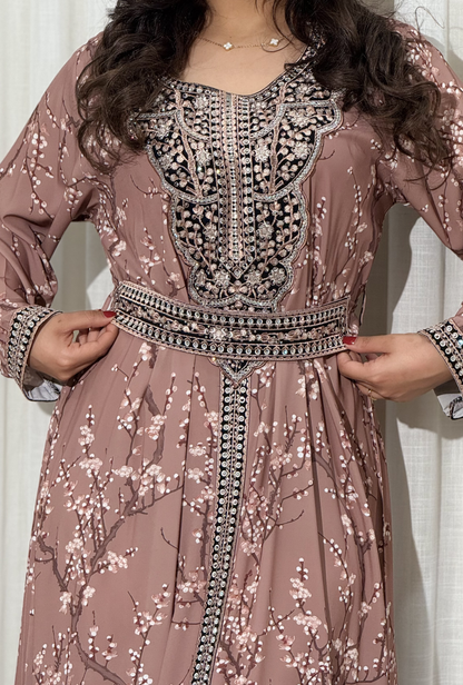 4667 - جلابية ذوق راقٍ بإطلالة محتشمة