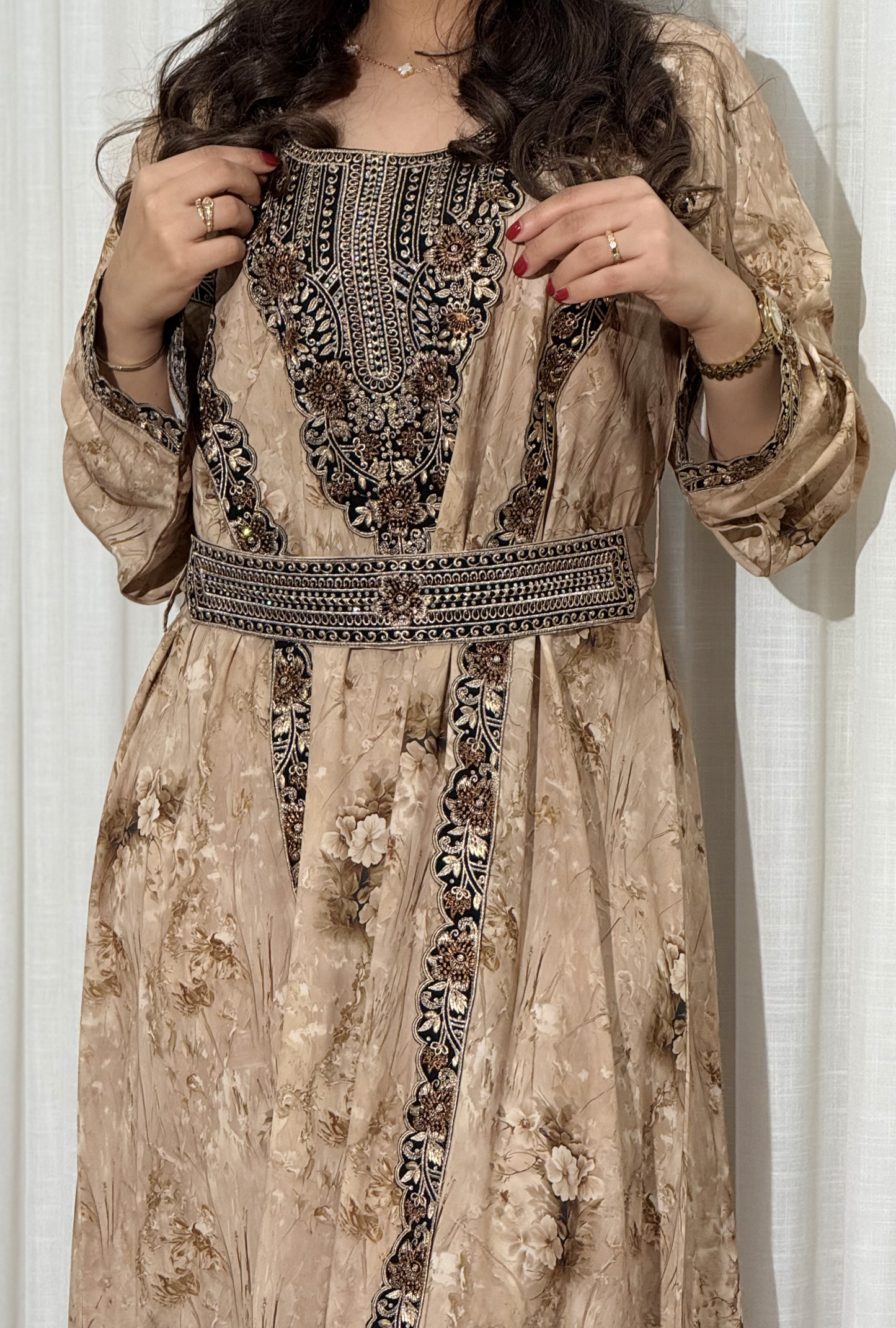 4563 - جلابية ذوق راقٍ بإطلالة محتشمة