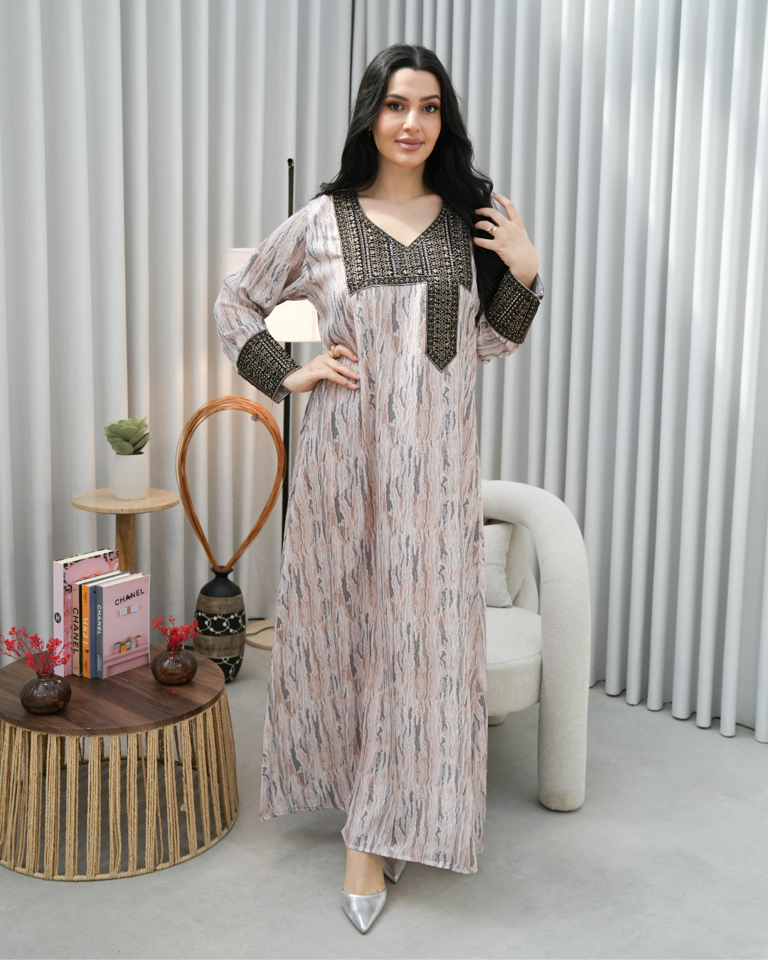 4425 - جلابية ذوق راقٍ بإطلالة محتشمة