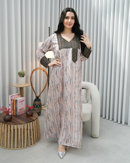 4425 - جلابية ذوق راقٍ بإطلالة محتشمة