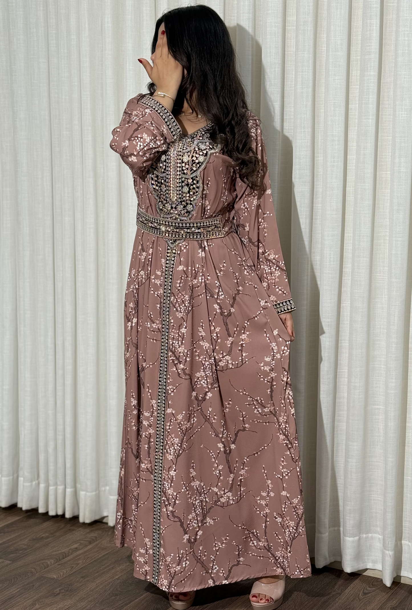 4667 - جلابية ذوق راقٍ بإطلالة محتشمة