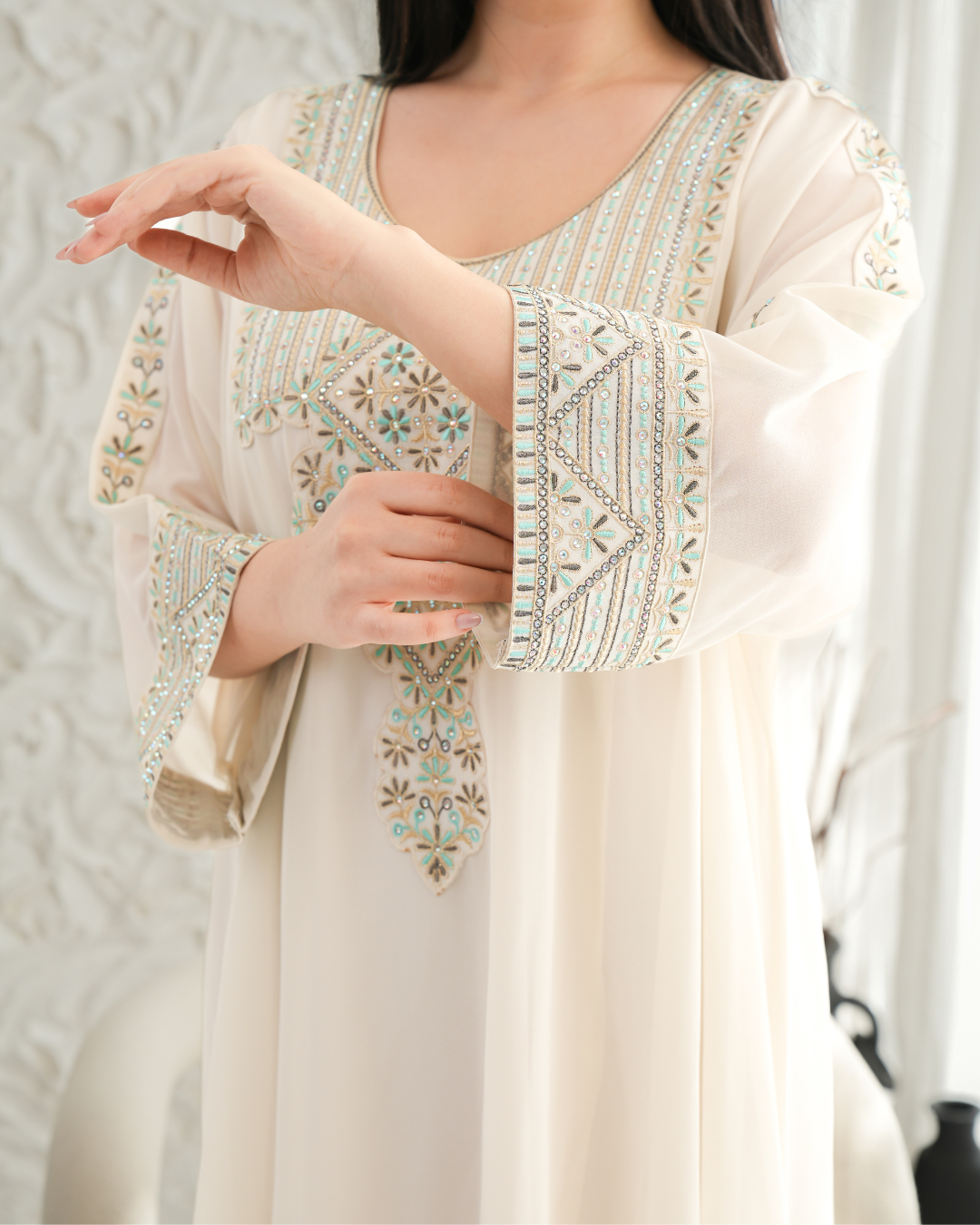 4554 - جلابية ذوق راقٍ بإطلالة محتشمة