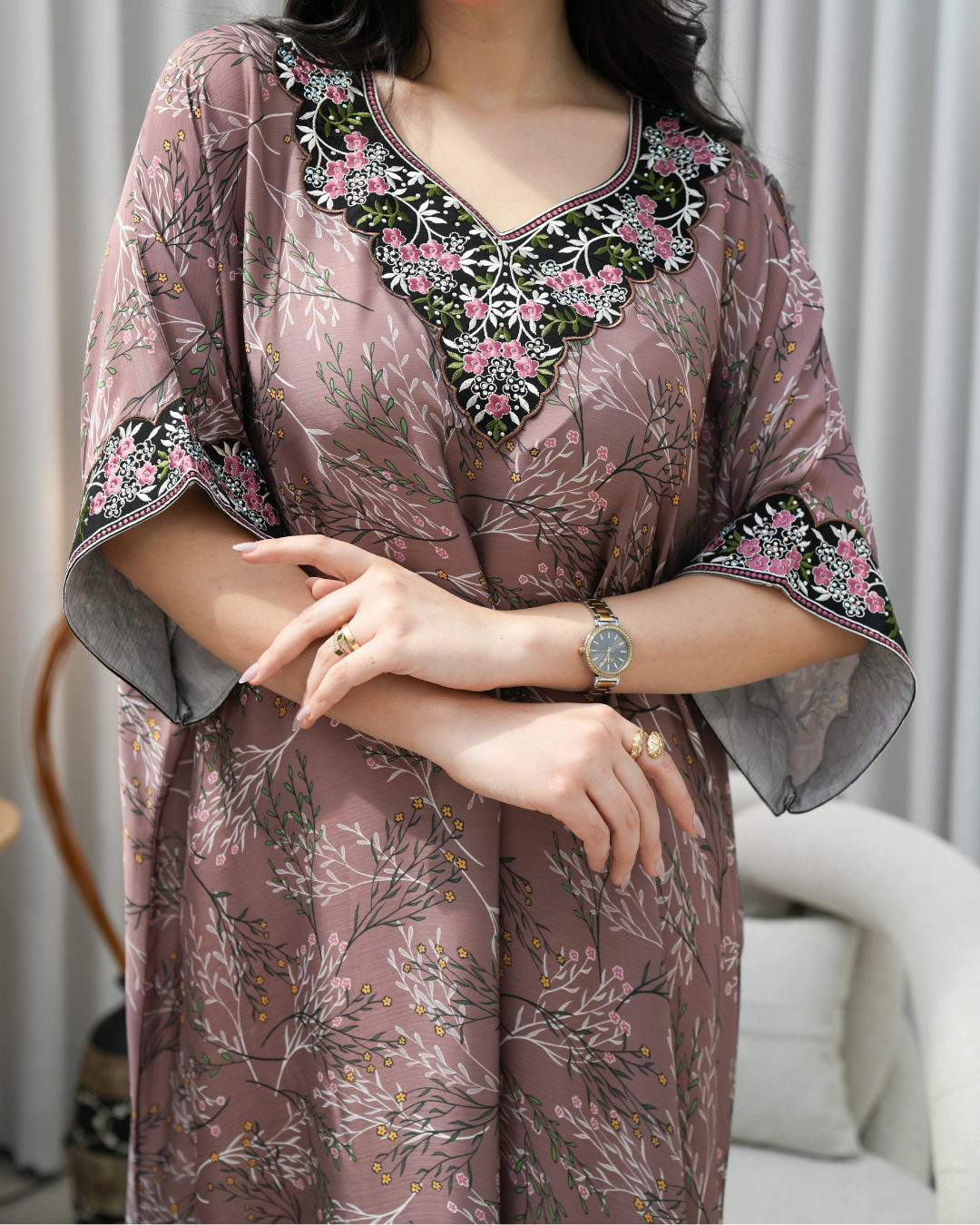 4384 - جلابية ذوق راقٍ بإطلالة محتشمة