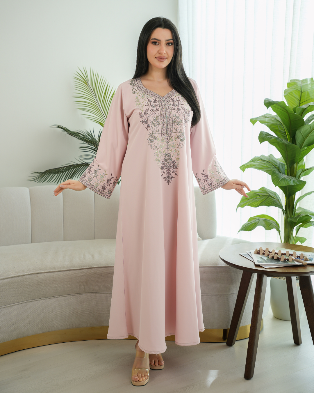 4575 - جلابية ذوق راقٍ بإطلالة محتشمة