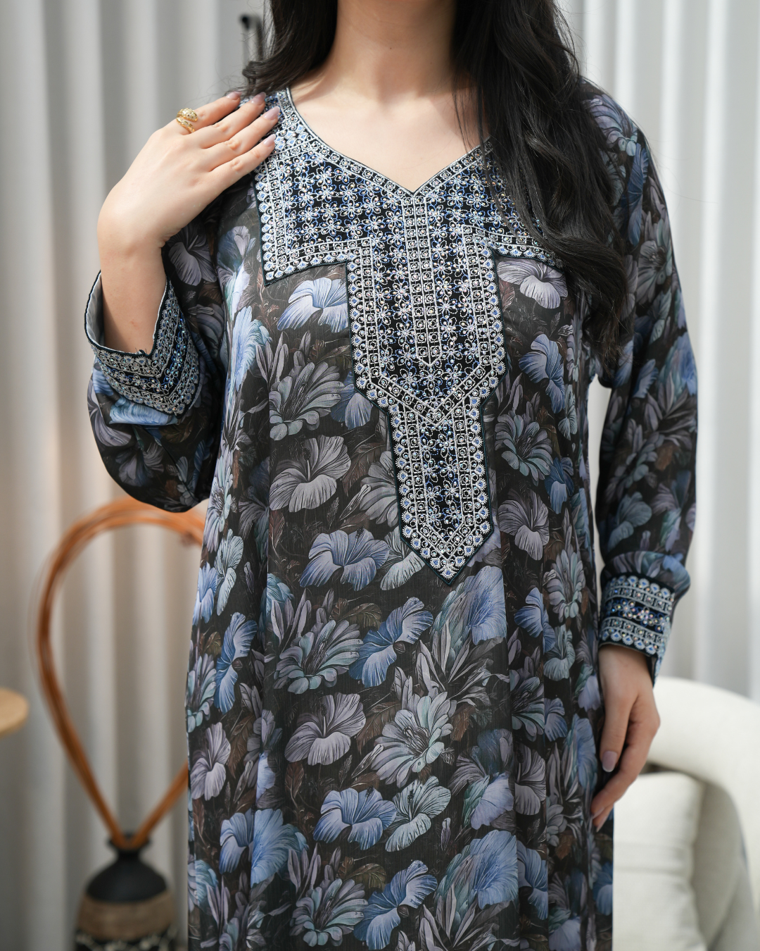 4406 - جلابية ذوق راقٍ بإطلالة محتشمة