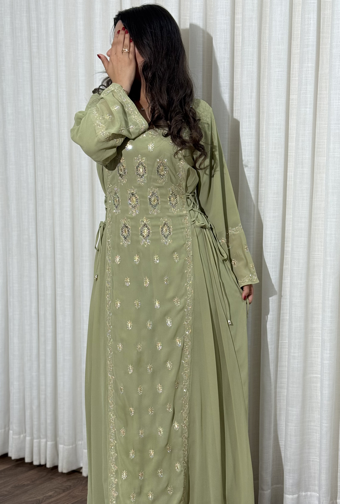 4566 - جلابية ذوق راقٍ بإطلالة محتشمة