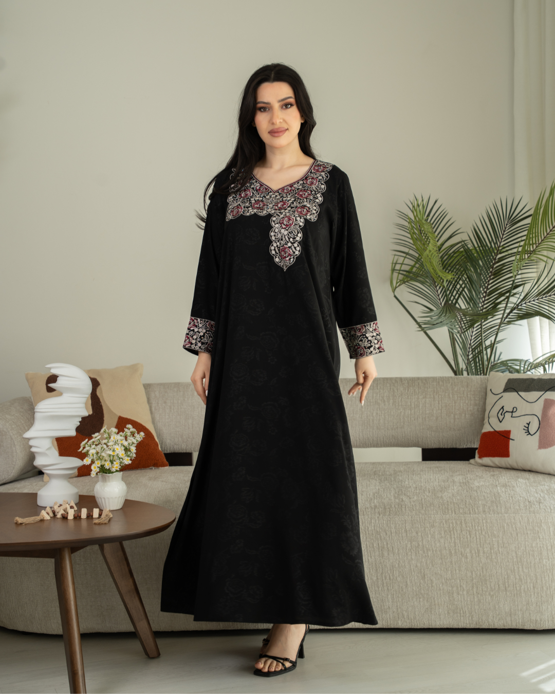 4562 - جلابية ذوق راقٍ بإطلالة محتشمة