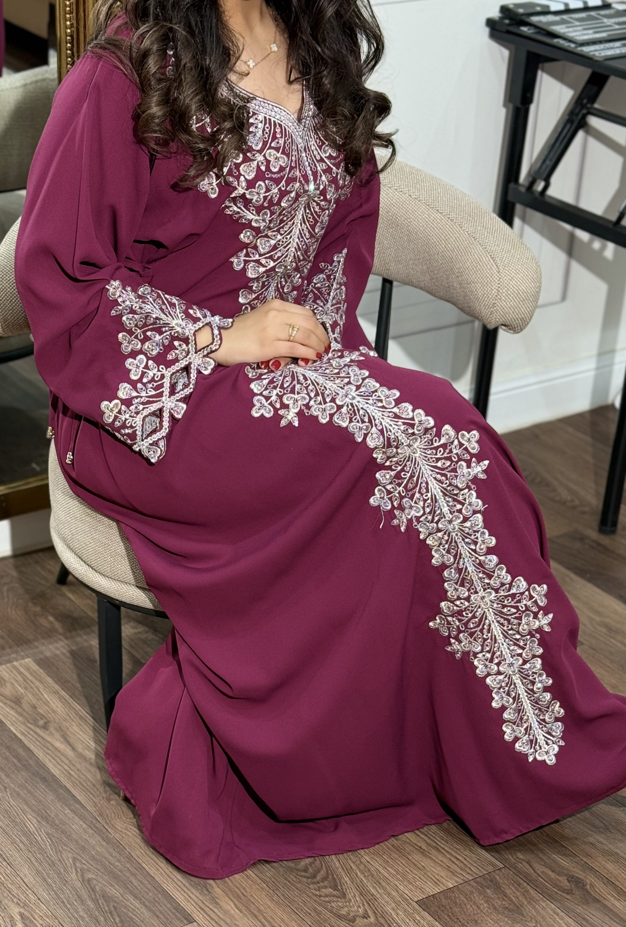 Zr746 - جلابية عنابي ووردي بتطريز طولي