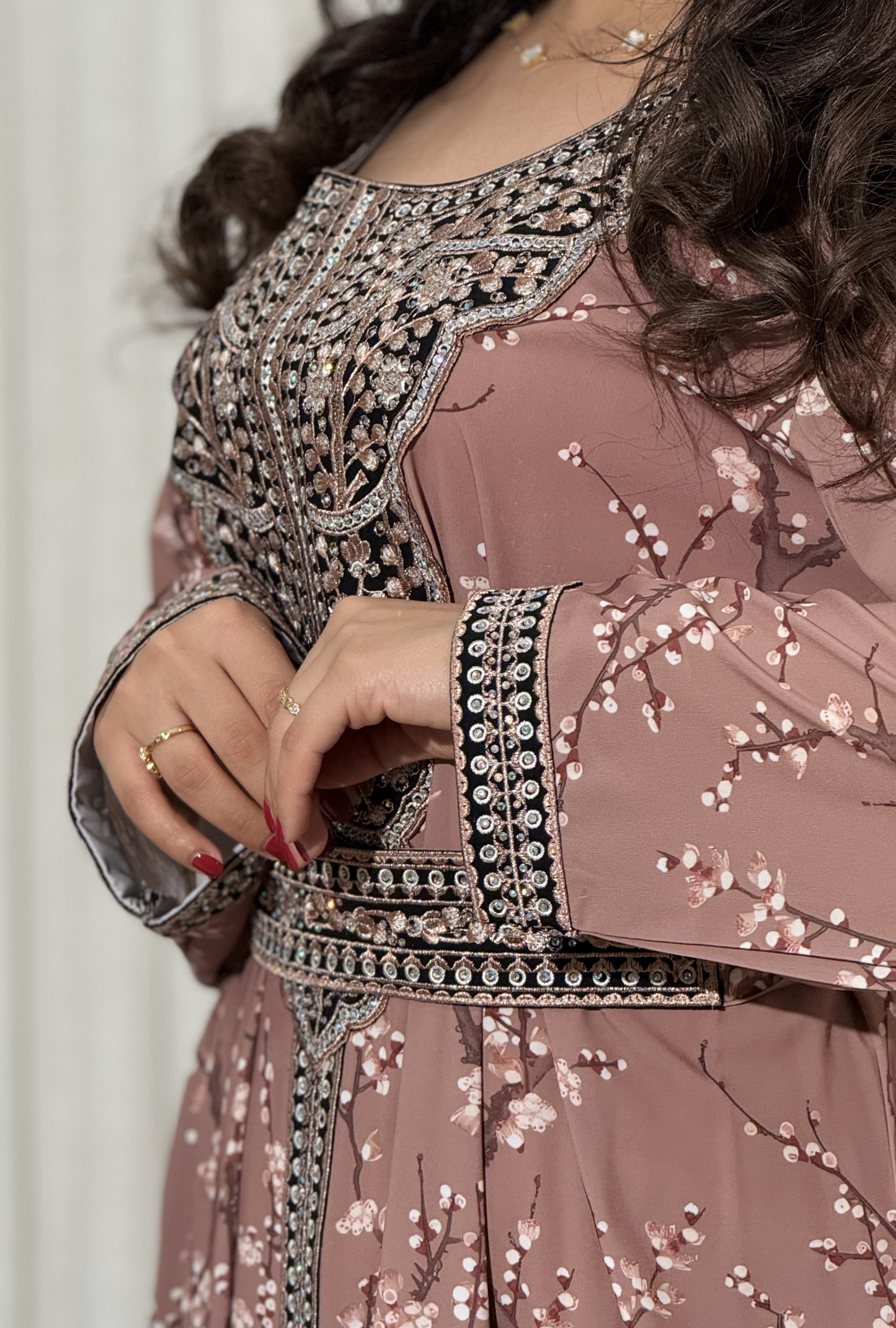 4667 - جلابية ذوق راقٍ بإطلالة محتشمة