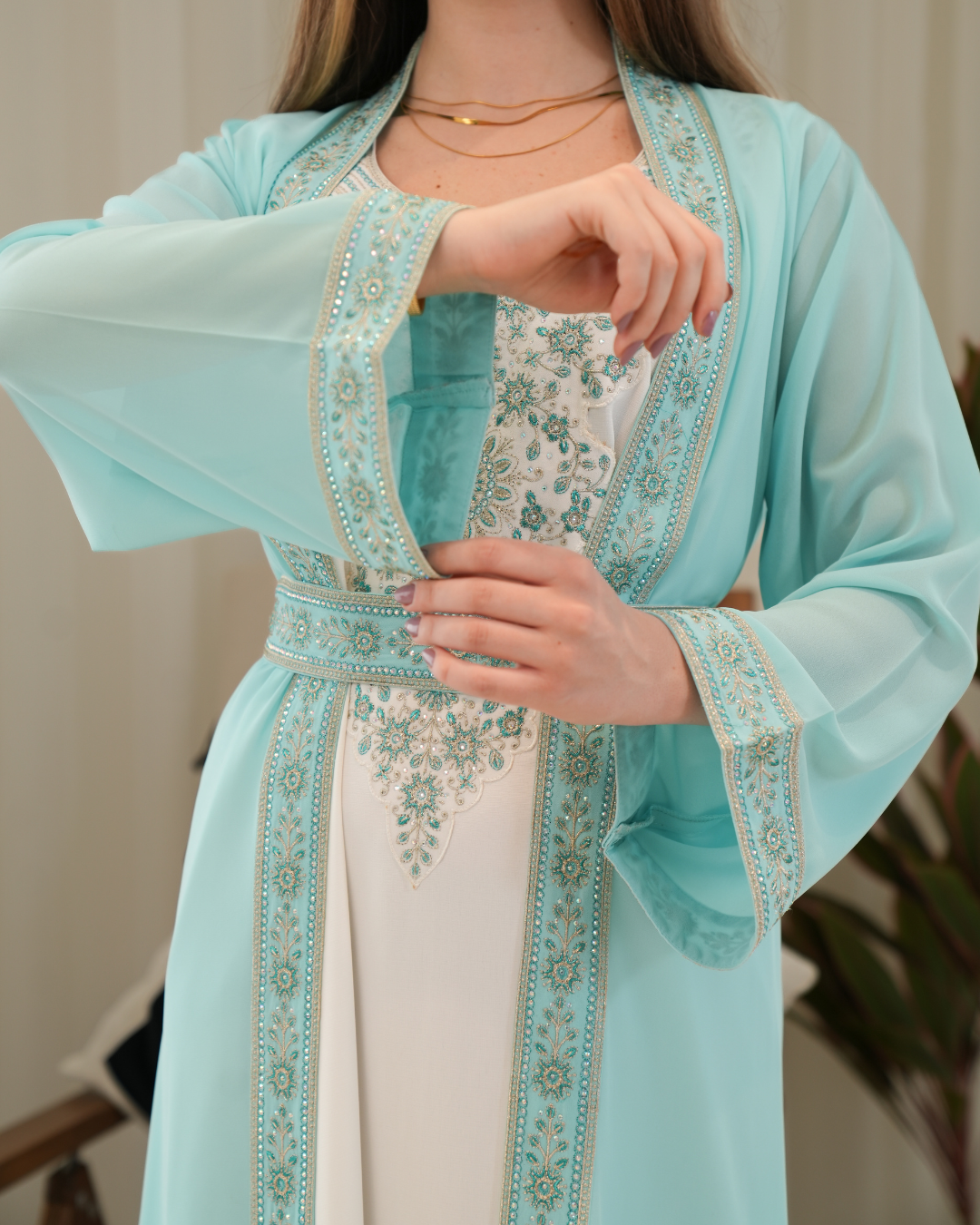 ‏جلابية تركواز وأبيض بحزام وتطريز – موديل ZR 726