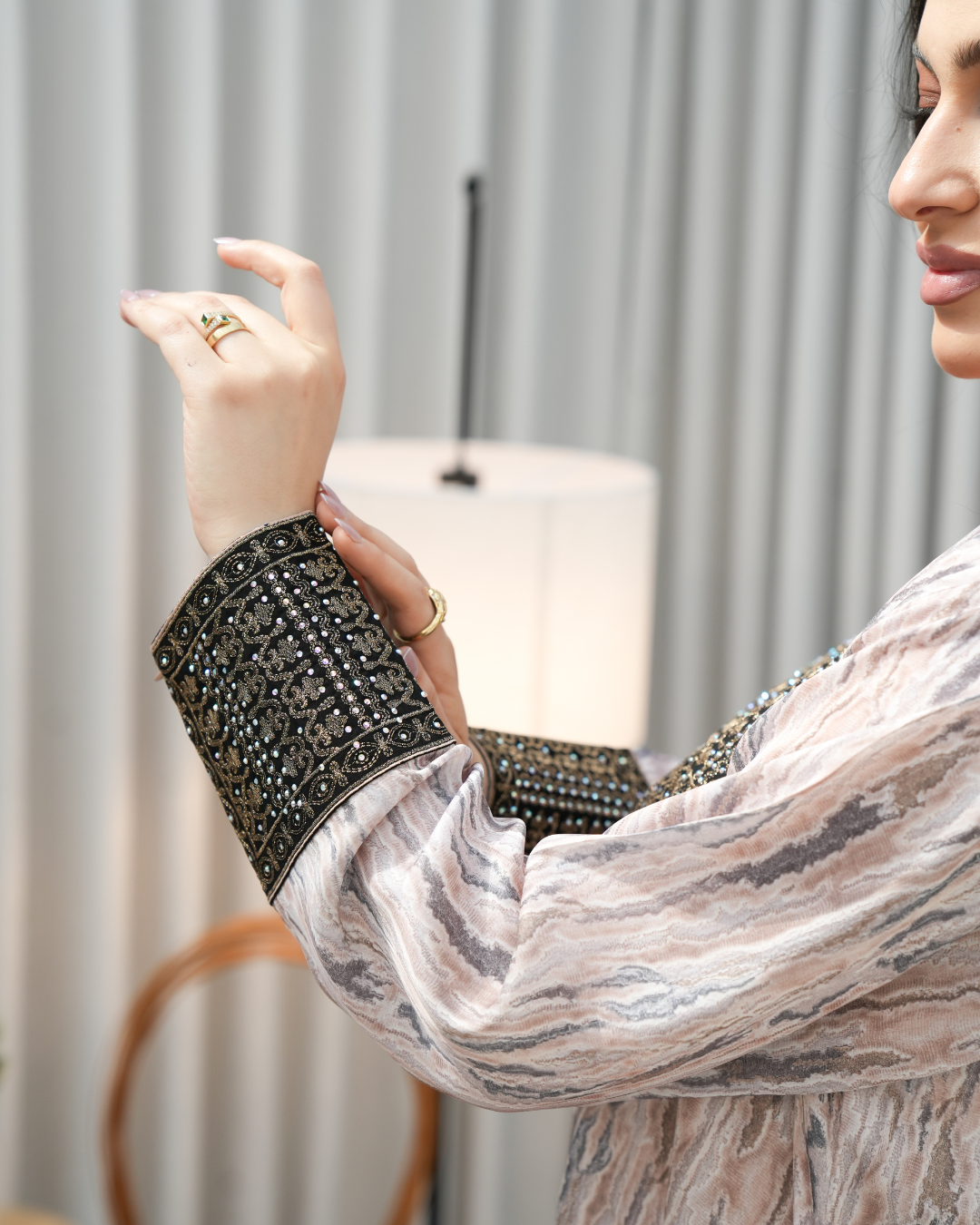 4425 - جلابية ذوق راقٍ بإطلالة محتشمة