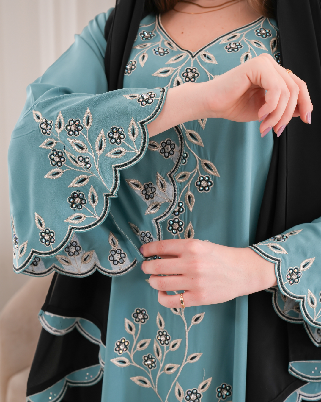‏جلابية تركواز بتطريز أسود وأبيض – موديل ZR 734