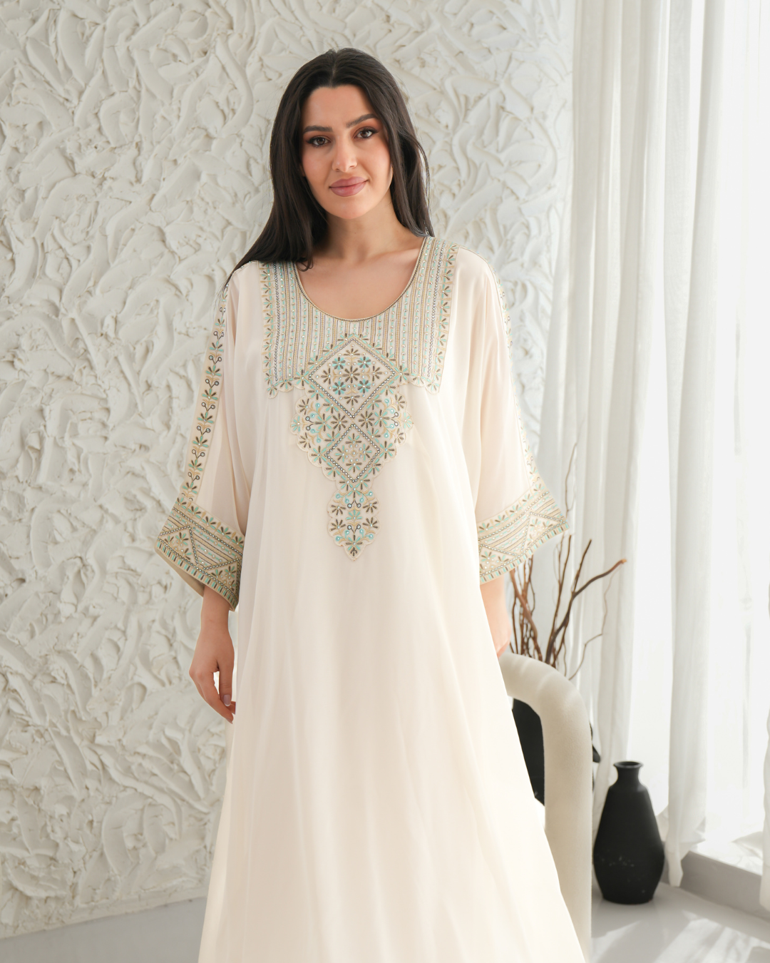 4554 - جلابية ذوق راقٍ بإطلالة محتشمة