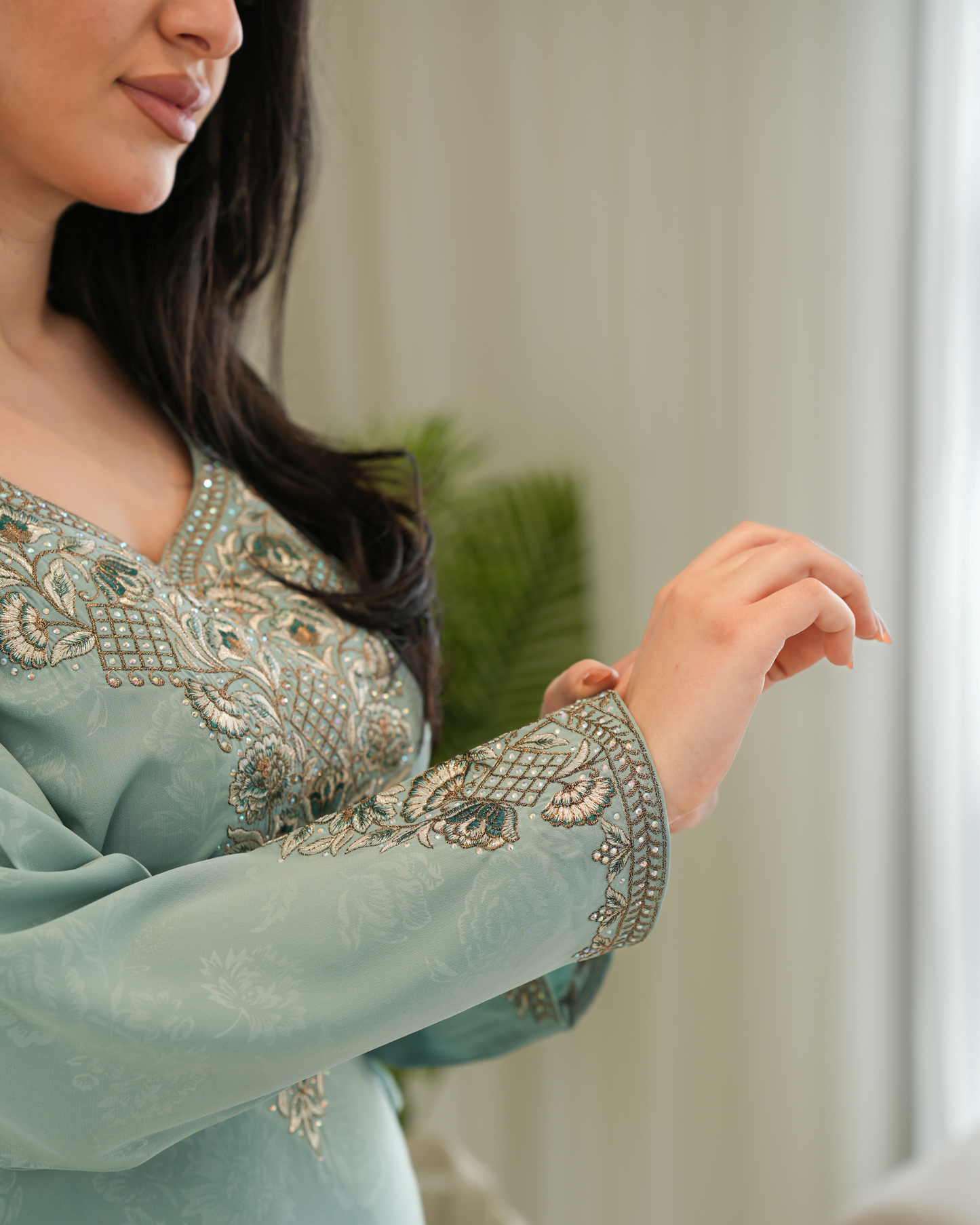 4654 - جلابية ذوق راقٍ بإطلالة محتشمة