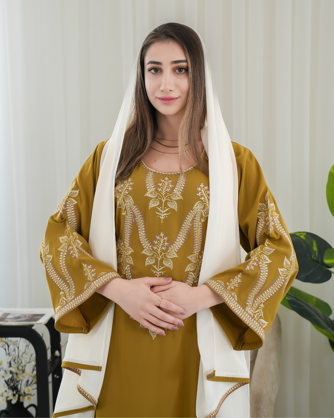 ‏جلابية خردلية بتطريزات زهرية بيضاء – موديل ZR 733