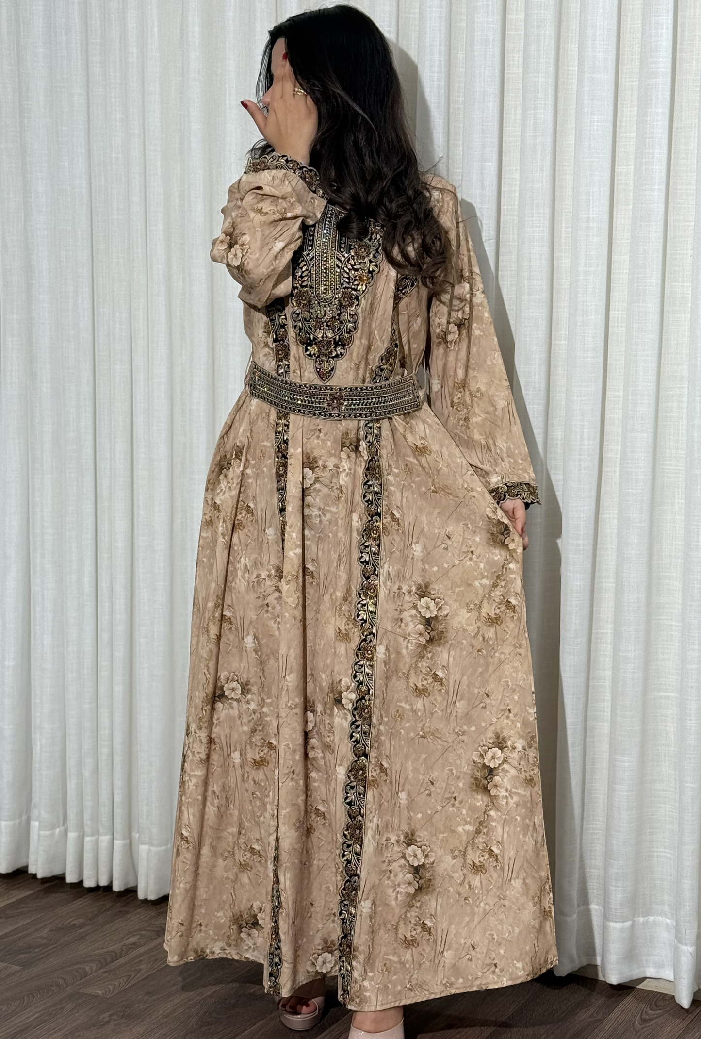 4563 - جلابية ذوق راقٍ بإطلالة محتشمة