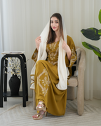 ‏جلابية خردلية بتطريزات زهرية بيضاء – موديل ZR 733