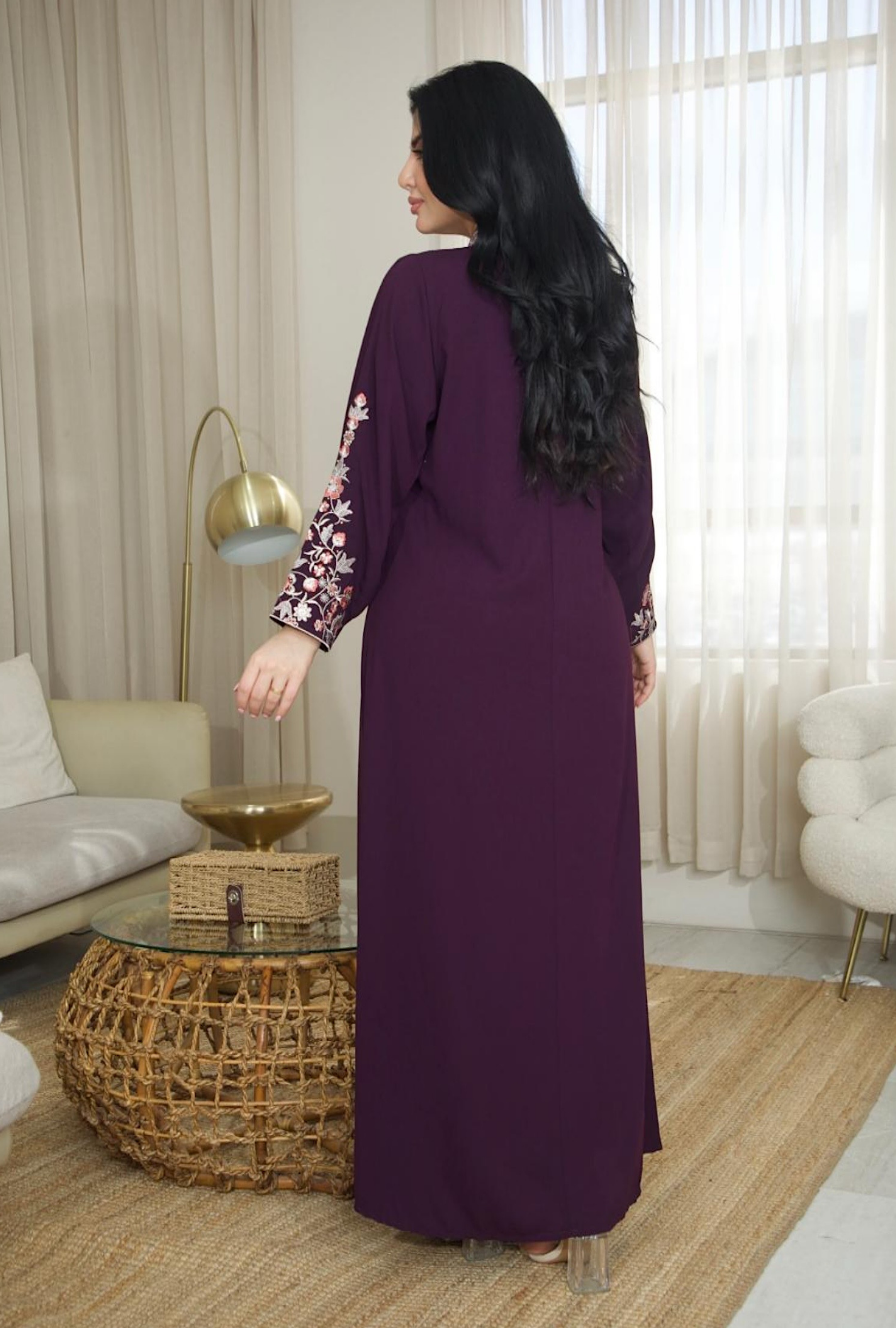 4633 - جلابية ذوق راقٍ بإطلالة محتشمة