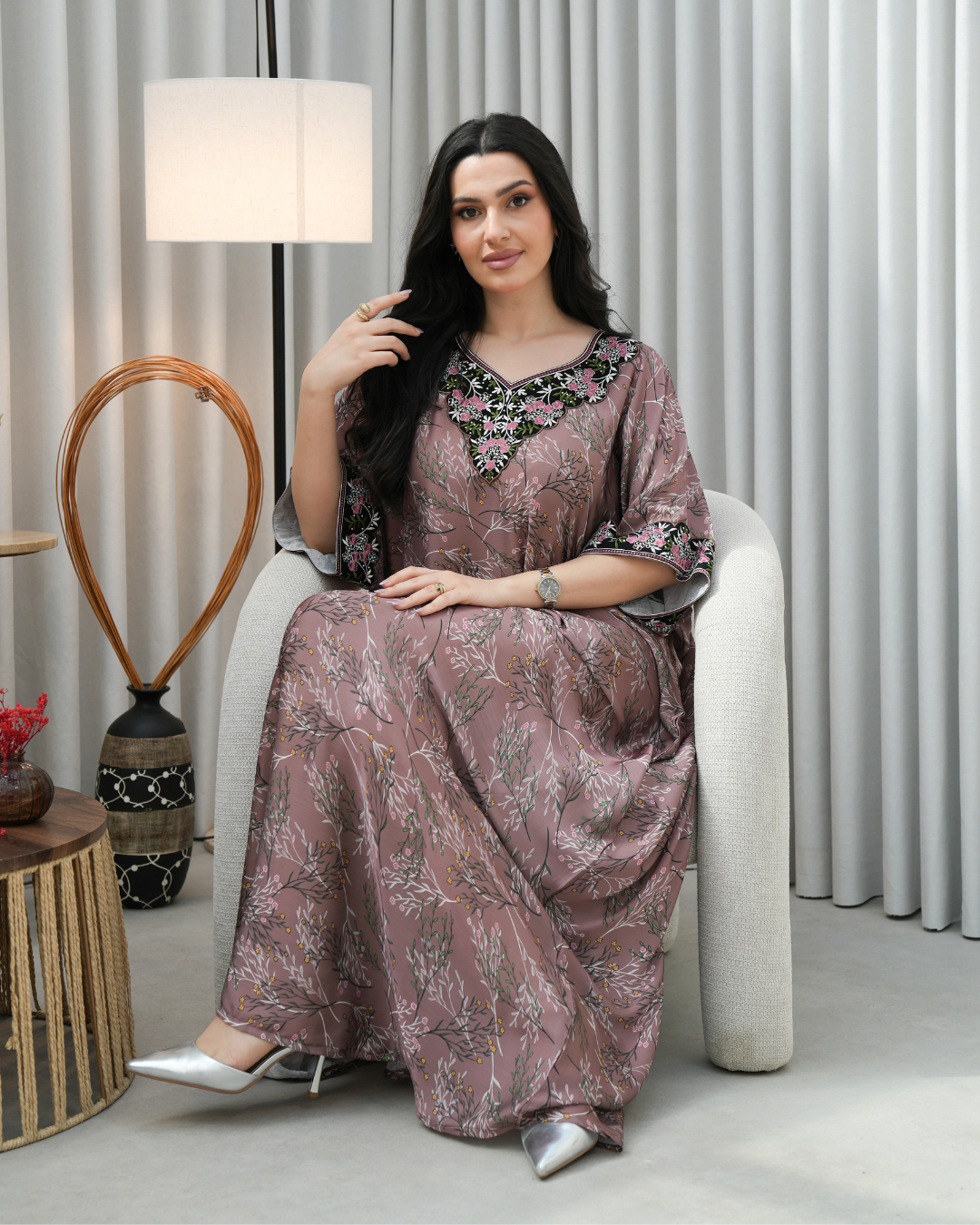 4384 - جلابية ذوق راقٍ بإطلالة محتشمة