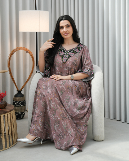 4384 - جلابية ذوق راقٍ بإطلالة محتشمة