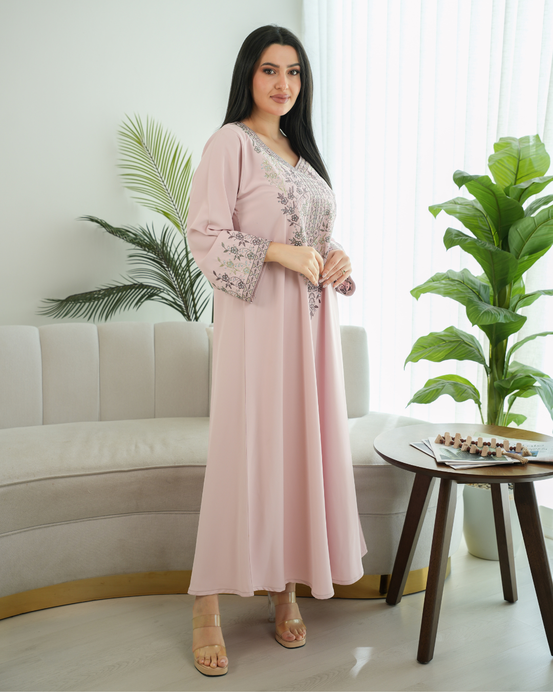 4575 - جلابية ذوق راقٍ بإطلالة محتشمة