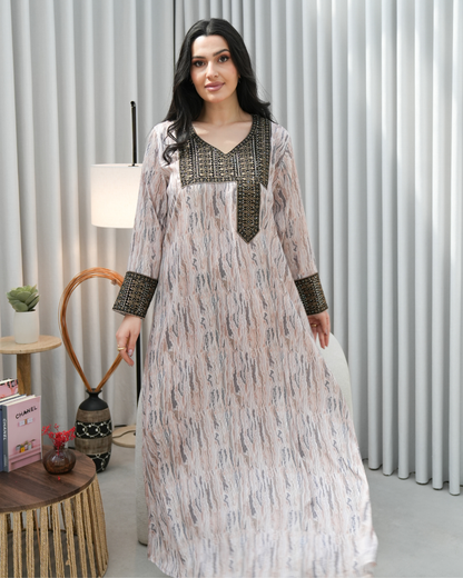 4425 - جلابية ذوق راقٍ بإطلالة محتشمة