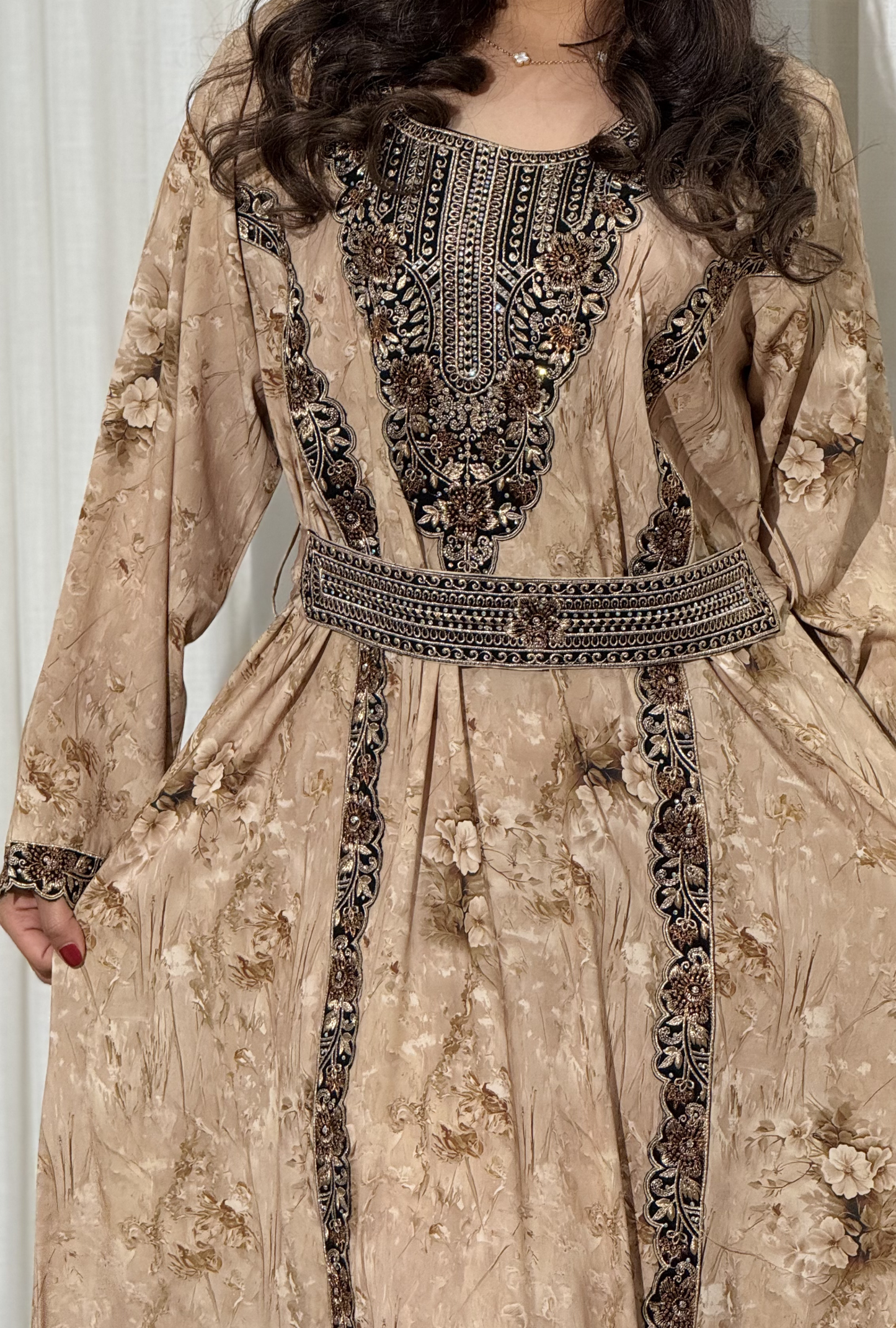 4563 - جلابية ذوق راقٍ بإطلالة محتشمة