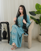 ‏جلابية تركوازية مزينة بتطريز أسود وأبيض – موديل ZR 734