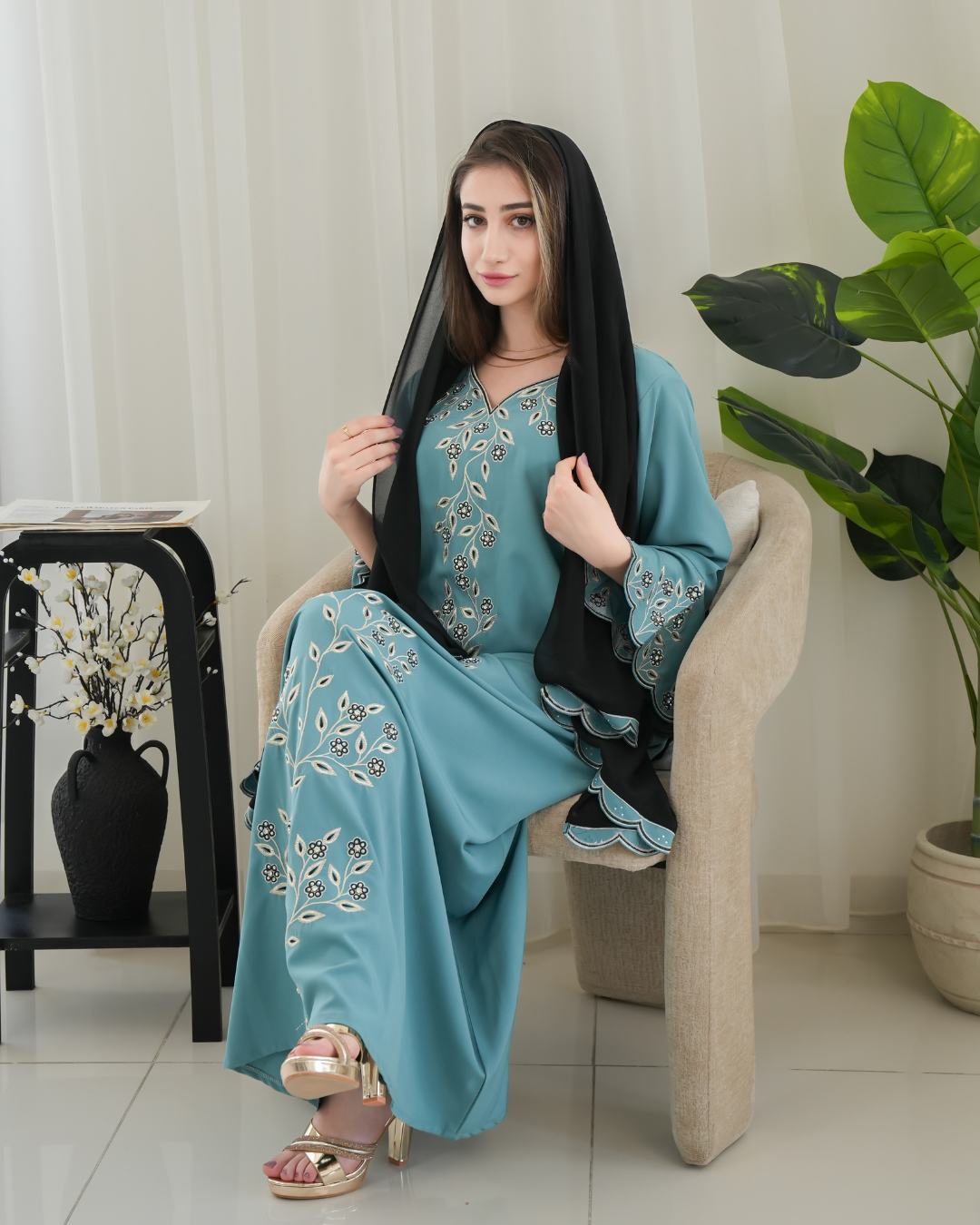 ‏جلابية تركواز بتطريز أسود وأبيض – موديل ZR 734