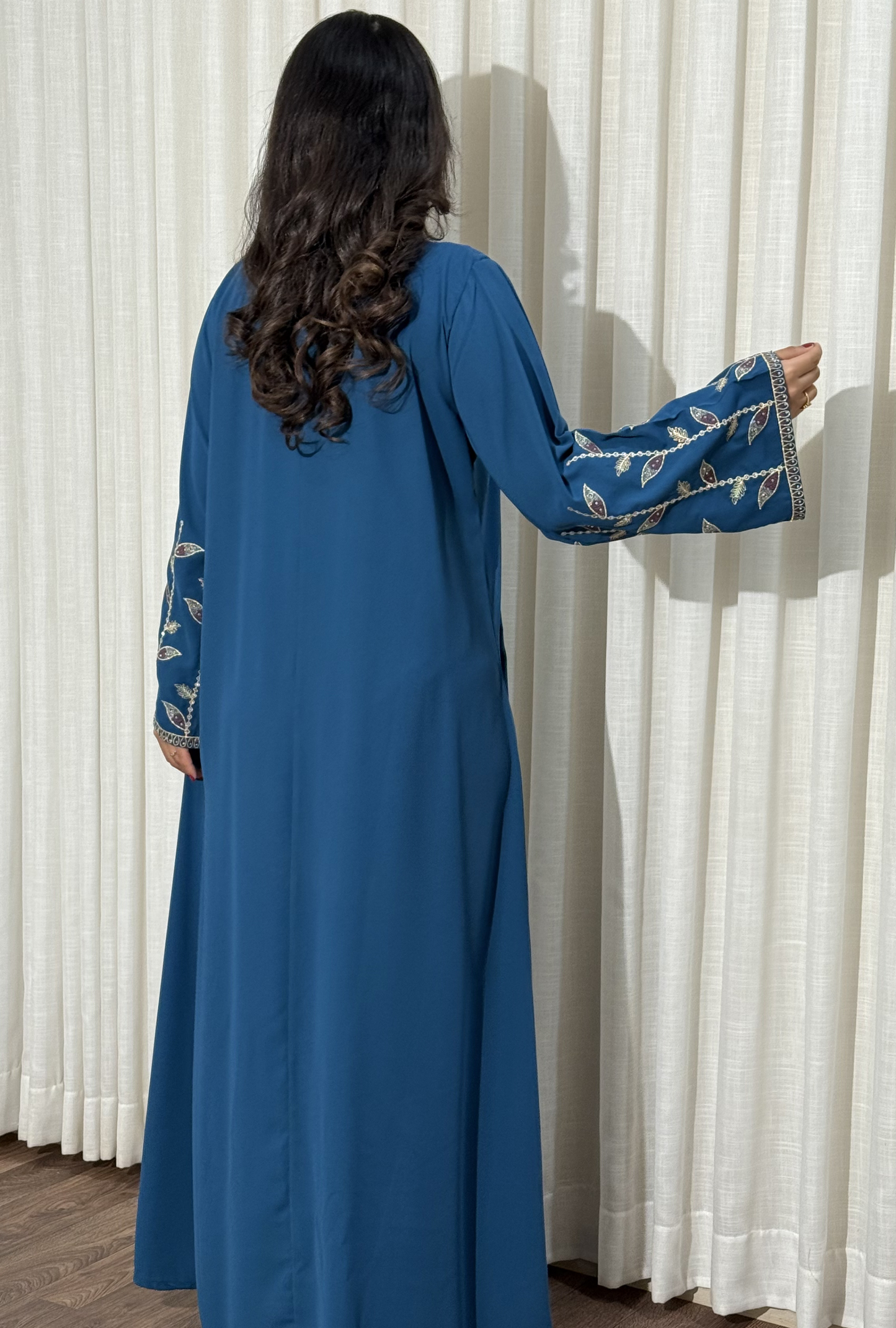 4636 - جلابية ذوق راقٍ بإطلالة محتشمة