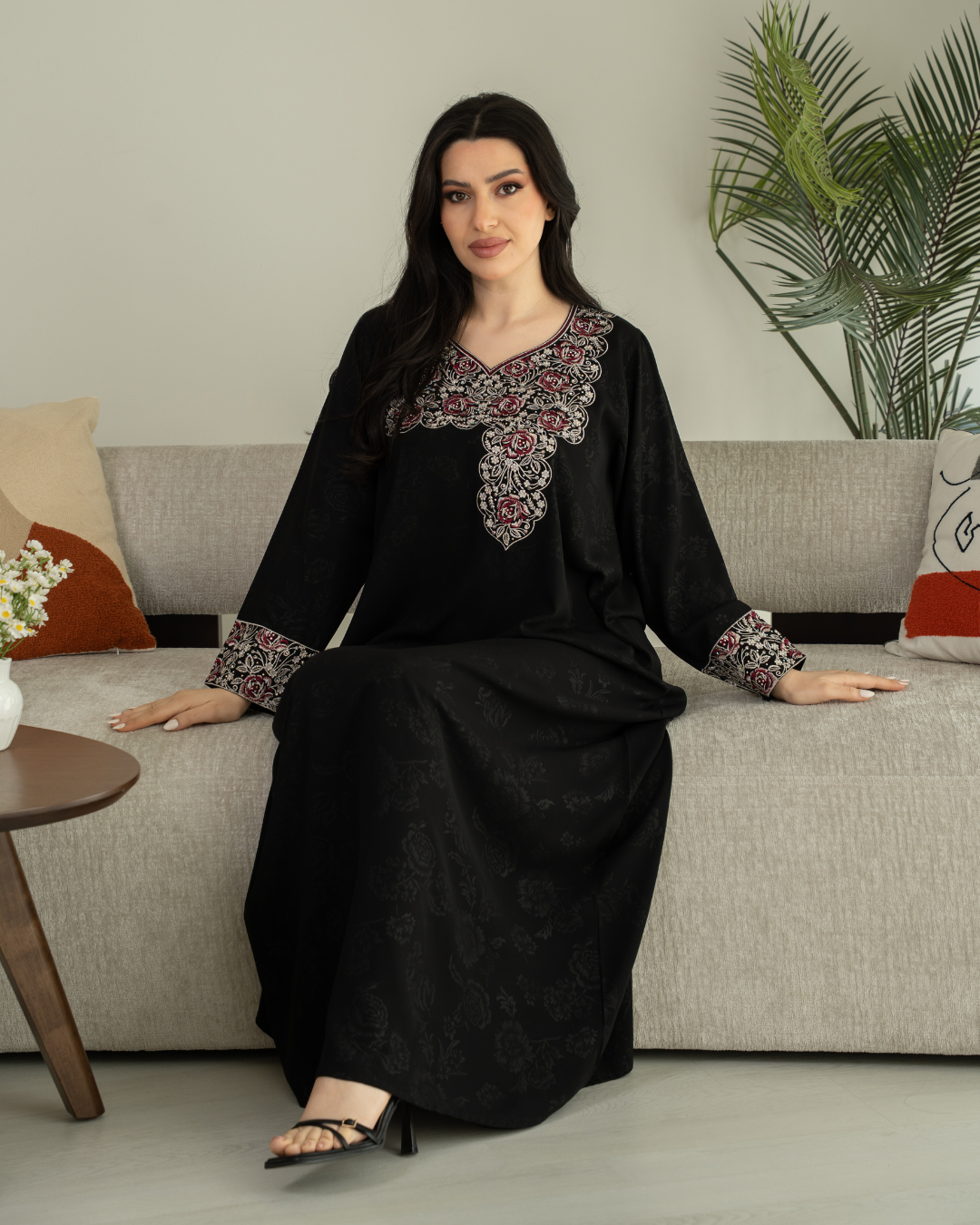 4562 - جلابية ذوق راقٍ بإطلالة محتشمة