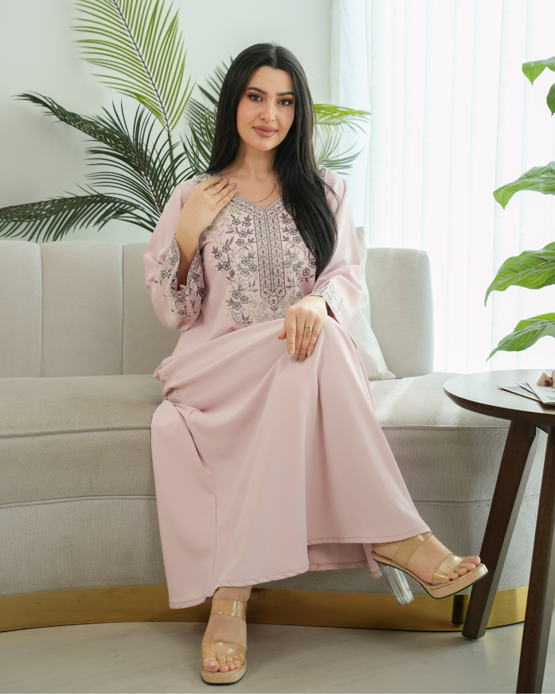 4575 - جلابية ذوق راقٍ بإطلالة محتشمة