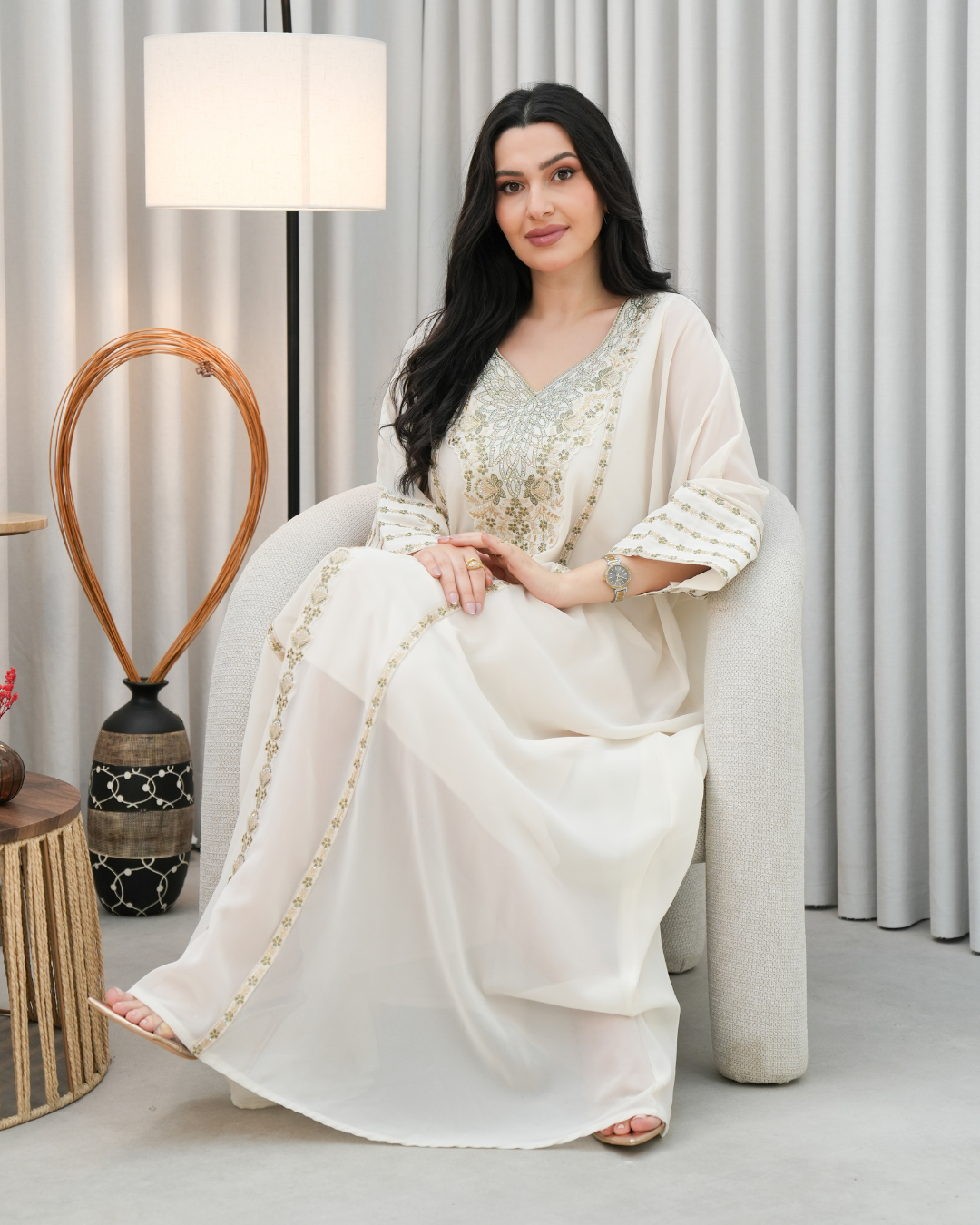 4623 - جلابية ذوق راقٍ بإطلالة محتشمة